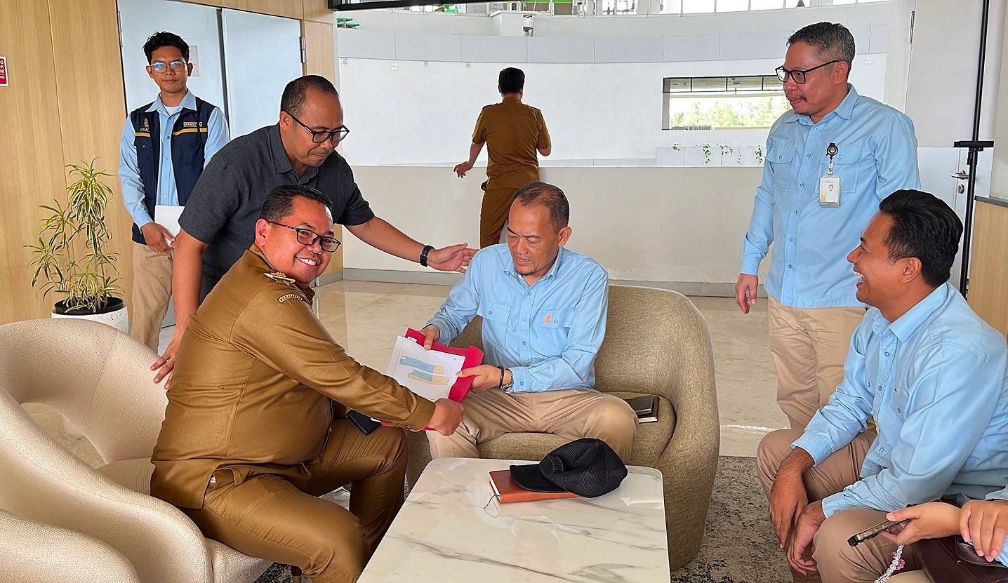 Muara Jawa, Selasa 28 April 2026 — Pemerintah Kecamatan Muara Jawa terus menunjukkan komitmennya dalam memperjuangkan kepentingan masyarakat, khususnya para petani, melalui langkah-langkah strategis dan koordinasi lintas instansi. Pada hari Selasa, 28 April 2026, Camat Muara Jawa menghadiri rapat penting bersama pejabat Otorita Ibu Kota Nusantara (OIKN) dalam rangka menindaklanjuti (follow up) arahan terkait pembebasan lahan pertanian yang sebelumnya telah disampaikan oleh Kepala Otorita IKN.

Pertemuan tersebut menjadi momentum penting dalam memperjelas arah kebijakan pemerintah terkait pengelolaan lahan pertanian yang terdampak pembangunan Ibu Kota Nusantara (IKN), sekaligus memastikan bahwa masyarakat, khususnya para petani di wilayah Kecamatan Muara Jawa, tetap mendapatkan perhatian dan perlindungan yang optimal.