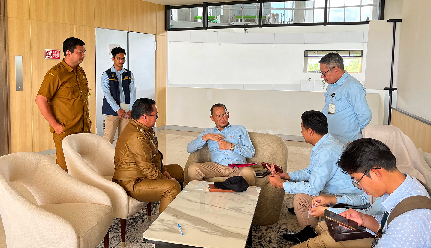 Muara Jawa, Selasa 28 April 2026 — Pemerintah Kecamatan Muara Jawa terus menunjukkan komitmennya dalam memperjuangkan kepentingan masyarakat, khususnya para petani, melalui langkah-langkah strategis dan koordinasi lintas instansi. Pada hari Selasa, 28 April 2026, Camat Muara Jawa menghadiri rapat penting bersama pejabat Otorita Ibu Kota Nusantara (OIKN) dalam rangka menindaklanjuti (follow up) arahan terkait pembebasan lahan pertanian yang sebelumnya telah disampaikan oleh Kepala Otorita IKN.

Pertemuan tersebut menjadi momentum penting dalam memperjelas arah kebijakan pemerintah terkait pengelolaan lahan pertanian yang terdampak pembangunan Ibu Kota Nusantara (IKN), sekaligus memastikan bahwa masyarakat, khususnya para petani di wilayah Kecamatan Muara Jawa, tetap mendapatkan perhatian dan perlindungan yang optimal.