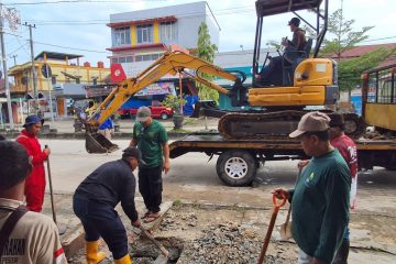 Muara Jawa, Minggu 19 April 2026 — Semangat kebersamaan dan kepedulian terhadap lingkungan kembali ditunjukkan di Kecamatan Muara Jawa melalui kegiatan gotong royong yang dilaksanakan pada Minggu pagi (19/04). Kegiatan ini dipusatkan di kawasan Simpang 3, yang selama ini dikenal sebagai titik rawan banjir akibat tersumbatnya saluran parit. Gotong royong tersebut tidak hanya melibatkan masyarakat, tetapi juga berbagai unsur lainnya seperti pemerintah Kecamatan Muara Jawa, Koramil Muara Jawa, Polsek Muara Jawa, serta Damkarmatan. Seluruh pihak turun langsung ke lapangan dan berbaur tanpa sekat, menunjukkan sinergi nyata dalam menangani persoalan lingkungan yang telah lama dirasakan.