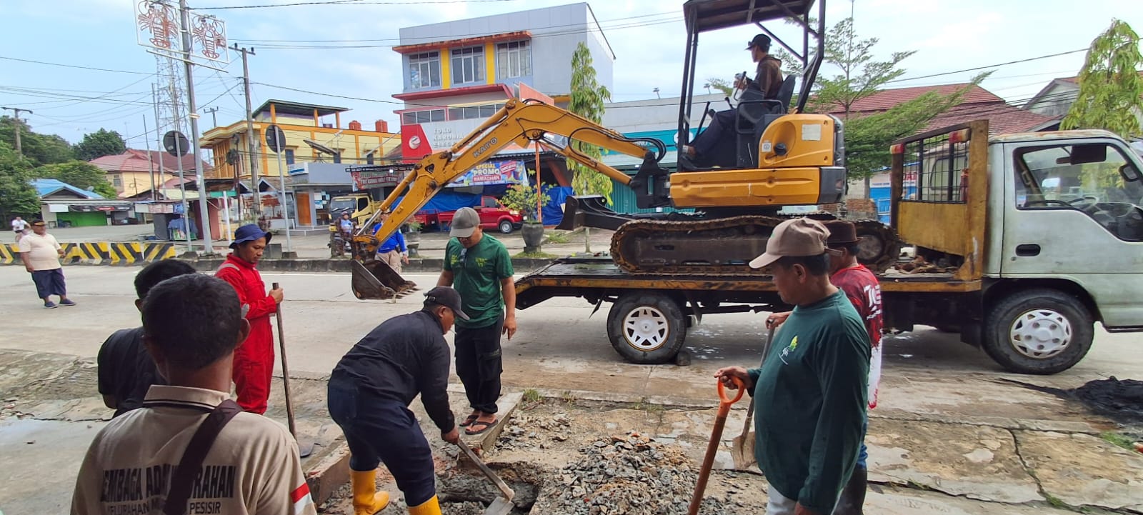 Muara Jawa, Minggu 19 April 2026 — Semangat kebersamaan dan kepedulian terhadap lingkungan kembali ditunjukkan di Kecamatan Muara Jawa melalui kegiatan gotong royong yang dilaksanakan pada Minggu pagi (19/04). Kegiatan ini dipusatkan di kawasan Simpang 3, yang selama ini dikenal sebagai titik rawan banjir akibat tersumbatnya saluran parit. Gotong royong tersebut tidak hanya melibatkan masyarakat, tetapi juga berbagai unsur lainnya seperti pemerintah Kecamatan Muara Jawa, Koramil Muara Jawa, Polsek Muara Jawa, serta Damkarmatan. Seluruh pihak turun langsung ke lapangan dan berbaur tanpa sekat, menunjukkan sinergi nyata dalam menangani persoalan lingkungan yang telah lama dirasakan.