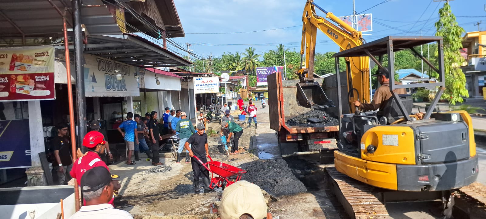 Muara Jawa, Minggu 19 April 2026 — Semangat kebersamaan dan kepedulian terhadap lingkungan kembali ditunjukkan di Kecamatan Muara Jawa melalui kegiatan gotong royong yang dilaksanakan pada Minggu pagi (19/04). Kegiatan ini dipusatkan di kawasan Simpang 3, yang selama ini dikenal sebagai titik rawan banjir akibat tersumbatnya saluran parit.

Gotong royong tersebut tidak hanya melibatkan masyarakat, tetapi juga berbagai unsur lainnya seperti pemerintah Kecamatan Muara Jawa, Koramil Muara Jawa, Polsek Muara Jawa, serta Damkarmatan. Seluruh pihak turun langsung ke lapangan dan berbaur tanpa sekat, menunjukkan sinergi nyata dalam menangani persoalan lingkungan yang telah lama dirasakan.