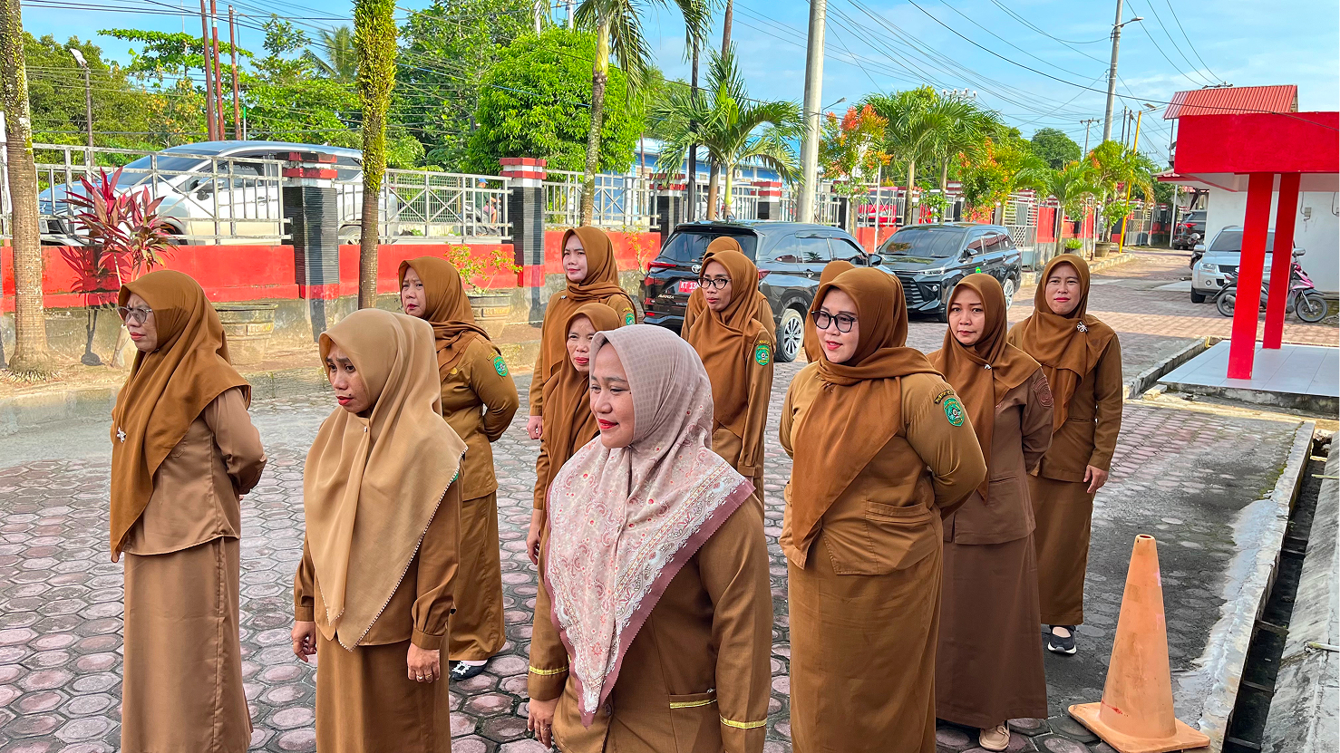 APEL SENIN PAGI KECAMATAN MUARA JAWA: PENGUATAN CORE VALUES ASN BERAKHLAK UNTUK PELAYANAN PUBLIK YANG LEBIH OPTIMAL 5 Muara Jawa, Senin 4 Mei 2026 – Pemerintah Kecamatan Muara Jawa kembali melaksanakan apel Senin pagi yang rutin digelar di halaman kantor kecamatan. Kegiatan ini diikuti oleh seluruh Aparatur Sipil Negara (ASN) sebagai bagian dari upaya menjaga kedisiplinan, meningkatkan koordinasi, serta memperkuat semangat kebersamaan dalam menjalankan tugas pemerintahan yang berlandaskan Core Values ASN BerAKHLAK.
Apel yang berlangsung dengan tertib dan khidmat tersebut dipimpin langsung oleh Camat Muara Jawa selaku pembina apel. Seluruh peserta tampak mengikuti rangkaian kegiatan dengan penuh keseriusan, mencerminkan komitmen ASN dalam menjalankan tugas dan tanggung jawab sebagai pelayan publik yang menjunjung tinggi nilai-nilai dalam Core Values ASN BerAKHLAK.
Kegiatan apel Senin pagi tidak hanya menjadi agenda rutin semata, tetapi juga memiliki makna strategis sebagai sarana penyampaian arahan, evaluasi kinerja, serta penguatan nilai-nilai dasar yang harus dimiliki oleh setiap ASN. Dalam konteks ini, apel menjadi wadah penting untuk menyatukan persepsi dan meningkatkan kualitas kinerja aparatur di lingkungan Kecamatan Muara Jawa, khususnya dalam mengimplementasikan Core Values ASN BerAKHLAK sebagai budaya kerja.
