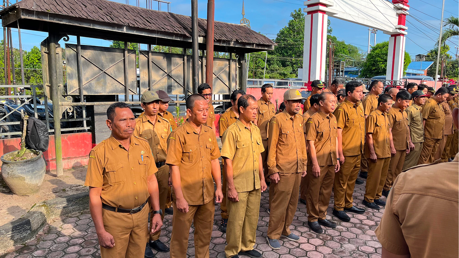 APEL SENIN PAGI KECAMATAN MUARA JAWA: PENGUATAN CORE VALUES ASN BERAKHLAK UNTUK PELAYANAN PUBLIK YANG LEBIH OPTIMAL 4 Muara Jawa, Senin 4 Mei 2026 – Pemerintah Kecamatan Muara Jawa kembali melaksanakan apel Senin pagi yang rutin digelar di halaman kantor kecamatan. Kegiatan ini diikuti oleh seluruh Aparatur Sipil Negara (ASN) sebagai bagian dari upaya menjaga kedisiplinan, meningkatkan koordinasi, serta memperkuat semangat kebersamaan dalam menjalankan tugas pemerintahan yang berlandaskan Core Values ASN BerAKHLAK.
Apel yang berlangsung dengan tertib dan khidmat tersebut dipimpin langsung oleh Camat Muara Jawa selaku pembina apel. Seluruh peserta tampak mengikuti rangkaian kegiatan dengan penuh keseriusan, mencerminkan komitmen ASN dalam menjalankan tugas dan tanggung jawab sebagai pelayan publik yang menjunjung tinggi nilai-nilai dalam Core Values ASN BerAKHLAK.
Kegiatan apel Senin pagi tidak hanya menjadi agenda rutin semata, tetapi juga memiliki makna strategis sebagai sarana penyampaian arahan, evaluasi kinerja, serta penguatan nilai-nilai dasar yang harus dimiliki oleh setiap ASN. Dalam konteks ini, apel menjadi wadah penting untuk menyatukan persepsi dan meningkatkan kualitas kinerja aparatur di lingkungan Kecamatan Muara Jawa, khususnya dalam mengimplementasikan Core Values ASN BerAKHLAK sebagai budaya kerja.
