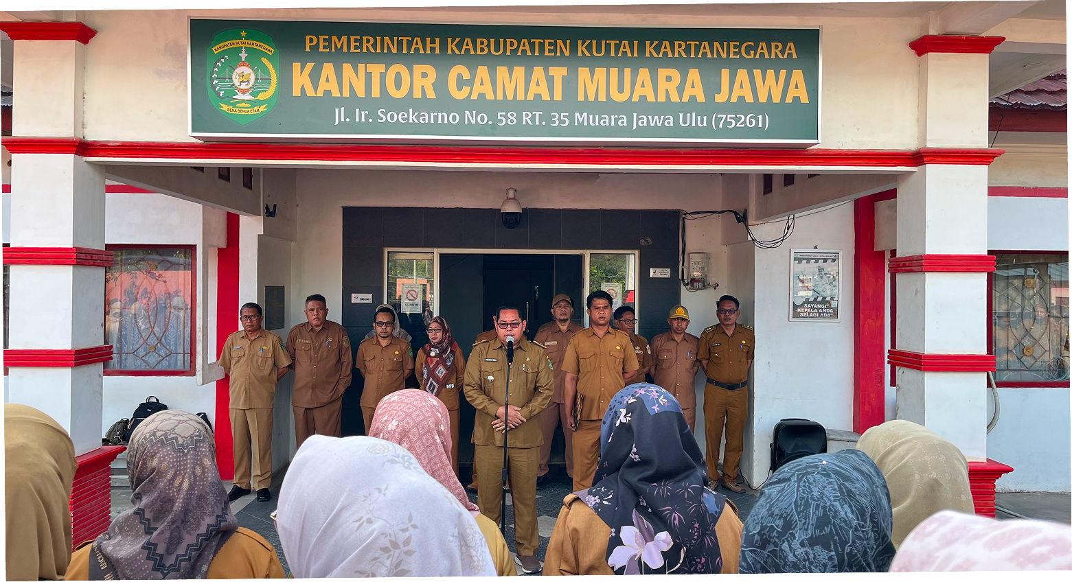APEL SENIN PAGI KECAMATAN MUARA JAWA: PENGUATAN CORE VALUES ASN BERAKHLAK UNTUK PELAYANAN PUBLIK YANG LEBIH OPTIMAL 8 IMG 6859 1
