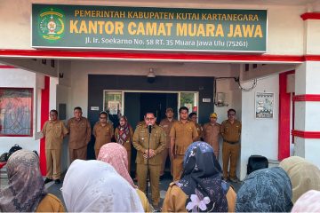 Muara Jawa, Senin 4 Mei 2026 – Pemerintah Kecamatan Muara Jawa kembali melaksanakan apel Senin pagi yang rutin digelar di halaman kantor kecamatan. Kegiatan ini diikuti oleh seluruh Aparatur Sipil Negara (ASN) sebagai bagian dari upaya menjaga kedisiplinan, meningkatkan koordinasi, serta memperkuat semangat kebersamaan dalam menjalankan tugas pemerintahan yang berlandaskan Core Values ASN BerAKHLAK. Apel yang berlangsung dengan tertib dan khidmat tersebut dipimpin langsung oleh Camat Muara Jawa selaku pembina apel. Seluruh peserta tampak mengikuti rangkaian kegiatan dengan penuh keseriusan, mencerminkan komitmen ASN dalam menjalankan tugas dan tanggung jawab sebagai pelayan publik yang menjunjung tinggi nilai-nilai dalam Core Values ASN BerAKHLAK. Kegiatan apel Senin pagi tidak hanya menjadi agenda rutin semata, tetapi juga memiliki makna strategis sebagai sarana penyampaian arahan, evaluasi kinerja, serta penguatan nilai-nilai dasar yang harus dimiliki oleh setiap ASN. Dalam konteks ini, apel menjadi wadah penting untuk menyatukan persepsi dan meningkatkan kualitas kinerja aparatur di lingkungan Kecamatan Muara Jawa, khususnya dalam mengimplementasikan Core Values ASN BerAKHLAK sebagai budaya kerja.