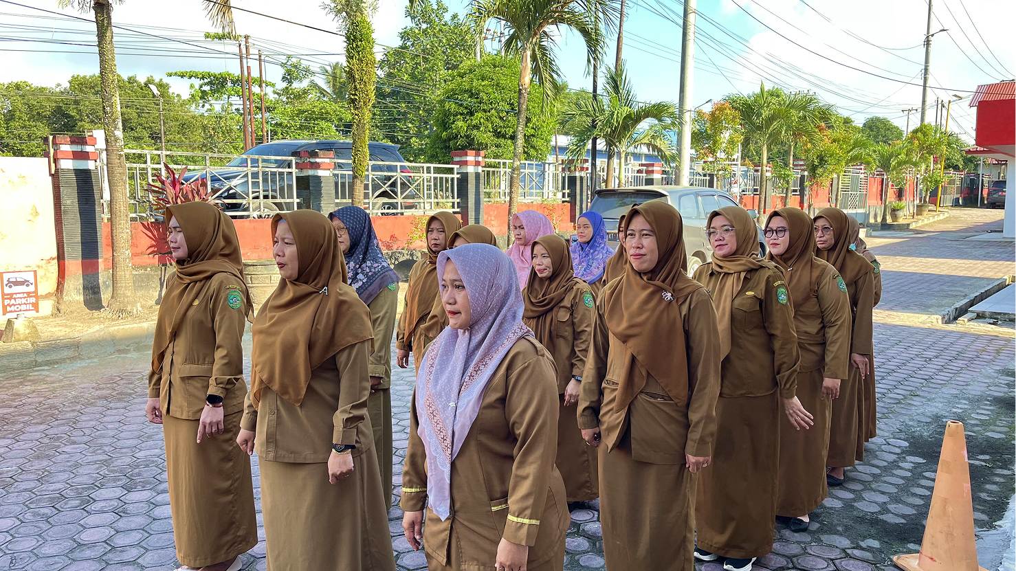 Muara Jawa, Senin 11 Mei 2026 — Pemerintah Kecamatan Muara Jawa kembali melaksanakan kegiatan apel rutin yang berlangsung di halaman Kantor Kecamatan Muara Jawa. Kegiatan apel tersebut diikuti oleh seluruh Aparatur Sipil Negara (ASN), staf kecamatan, serta perwakilan pegawai dari kelurahan yang berada di wilayah Kecamatan Muara Jawa.

Apel Senin pagi merupakan agenda rutin yang dilaksanakan sebagai bentuk kedisiplinan pegawai sekaligus sarana untuk menyampaikan arahan, evaluasi, serta informasi penting terkait pelaksanaan tugas pemerintahan dan pelayanan kepada masyarakat. Dalam suasana yang tertib dan penuh semangat, seluruh peserta apel mengikuti rangkaian kegiatan dengan khidmat hingga selesai.

Pada kesempatan tersebut, Camat Muara Jawa selaku pembina apel menyampaikan berbagai arahan kepada seluruh pegawai, khususnya berkaitan dengan semangat kerja, tanggung jawab sebagai aparatur pemerintah, serta pentingnya menjaga integritas dalam menjalankan tugas sehari-hari.

Selain itu, apel pagi kali ini juga menjadi momentum untuk memberikan apresiasi dan ucapan selamat kepada para ASN yang baru saja mendapatkan amanah dan jabatan baru, baik yang bertugas di lingkungan kecamatan maupun di kelurahan.