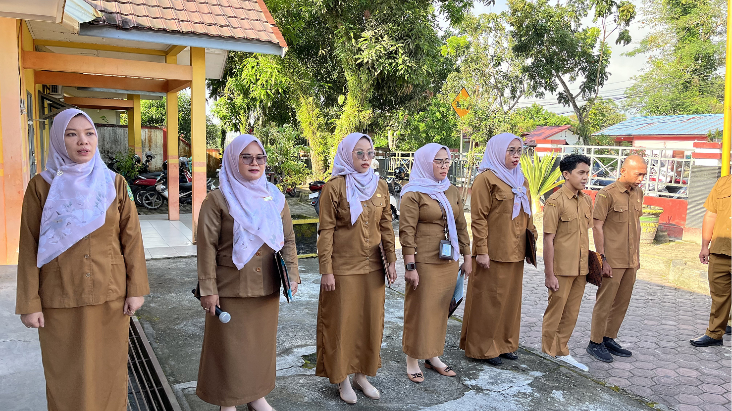Muara Jawa, Senin 11 Mei 2026 — Pemerintah Kecamatan Muara Jawa kembali melaksanakan kegiatan apel rutin yang berlangsung di halaman Kantor Kecamatan Muara Jawa. Kegiatan apel tersebut diikuti oleh seluruh Aparatur Sipil Negara (ASN), staf kecamatan, serta perwakilan pegawai dari kelurahan yang berada di wilayah Kecamatan Muara Jawa.

Apel Senin pagi merupakan agenda rutin yang dilaksanakan sebagai bentuk kedisiplinan pegawai sekaligus sarana untuk menyampaikan arahan, evaluasi, serta informasi penting terkait pelaksanaan tugas pemerintahan dan pelayanan kepada masyarakat. Dalam suasana yang tertib dan penuh semangat, seluruh peserta apel mengikuti rangkaian kegiatan dengan khidmat hingga selesai.

Pada kesempatan tersebut, Camat Muara Jawa selaku pembina apel menyampaikan berbagai arahan kepada seluruh pegawai, khususnya berkaitan dengan semangat kerja, tanggung jawab sebagai aparatur pemerintah, serta pentingnya menjaga integritas dalam menjalankan tugas sehari-hari.

Selain itu, apel pagi kali ini juga menjadi momentum untuk memberikan apresiasi dan ucapan selamat kepada para ASN yang baru saja mendapatkan amanah dan jabatan baru, baik yang bertugas di lingkungan kecamatan maupun di kelurahan.
