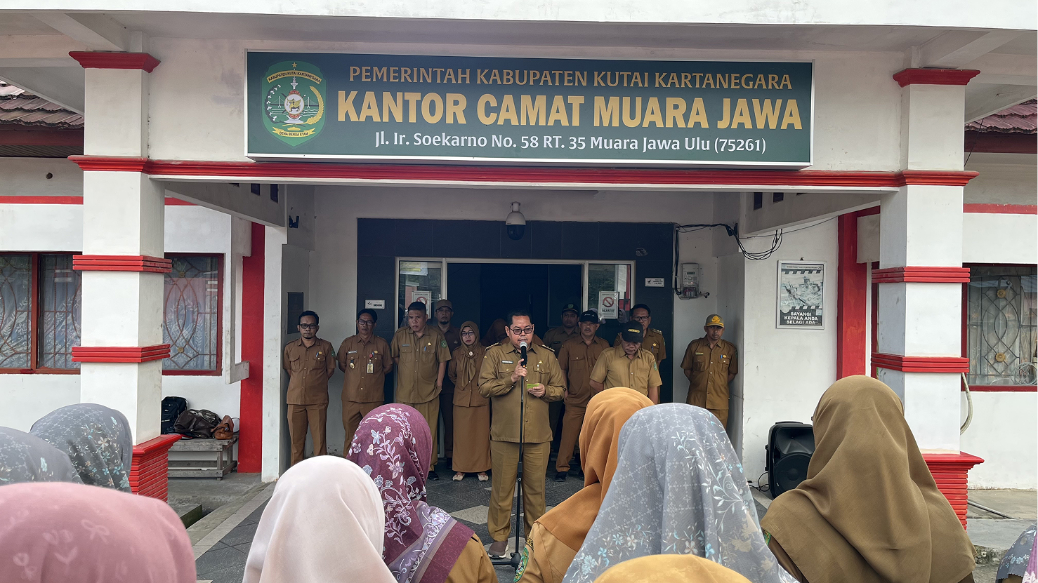 Muara Jawa, Senin 11 Mei 2026 — Pemerintah Kecamatan Muara Jawa kembali melaksanakan kegiatan apel rutin yang berlangsung di halaman Kantor Kecamatan Muara Jawa. Kegiatan apel tersebut diikuti oleh seluruh Aparatur Sipil Negara (ASN), staf kecamatan, serta perwakilan pegawai dari kelurahan yang berada di wilayah Kecamatan Muara Jawa.

Apel Senin pagi merupakan agenda rutin yang dilaksanakan sebagai bentuk kedisiplinan pegawai sekaligus sarana untuk menyampaikan arahan, evaluasi, serta informasi penting terkait pelaksanaan tugas pemerintahan dan pelayanan kepada masyarakat. Dalam suasana yang tertib dan penuh semangat, seluruh peserta apel mengikuti rangkaian kegiatan dengan khidmat hingga selesai.

Pada kesempatan tersebut, Camat Muara Jawa selaku pembina apel menyampaikan berbagai arahan kepada seluruh pegawai, khususnya berkaitan dengan semangat kerja, tanggung jawab sebagai aparatur pemerintah, serta pentingnya menjaga integritas dalam menjalankan tugas sehari-hari.

Selain itu, apel pagi kali ini juga menjadi momentum untuk memberikan apresiasi dan ucapan selamat kepada para ASN yang baru saja mendapatkan amanah dan jabatan baru, baik yang bertugas di lingkungan kecamatan maupun di kelurahan.
