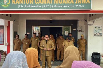 Muara Jawa, Senin 11 Mei 2026 — Pemerintah Kecamatan Muara Jawa kembali melaksanakan kegiatan apel rutin yang berlangsung di halaman Kantor Kecamatan Muara Jawa. Kegiatan apel tersebut diikuti oleh seluruh Aparatur Sipil Negara (ASN), staf kecamatan, serta perwakilan pegawai dari kelurahan yang berada di wilayah Kecamatan Muara Jawa. Apel Senin pagi merupakan agenda rutin yang dilaksanakan sebagai bentuk kedisiplinan pegawai sekaligus sarana untuk menyampaikan arahan, evaluasi, serta informasi penting terkait pelaksanaan tugas pemerintahan dan pelayanan kepada masyarakat. Dalam suasana yang tertib dan penuh semangat, seluruh peserta apel mengikuti rangkaian kegiatan dengan khidmat hingga selesai. Pada kesempatan tersebut, Camat Muara Jawa selaku pembina apel menyampaikan berbagai arahan kepada seluruh pegawai, khususnya berkaitan dengan semangat kerja, tanggung jawab sebagai aparatur pemerintah, serta pentingnya menjaga integritas dalam menjalankan tugas sehari-hari. Selain itu, apel pagi kali ini juga menjadi momentum untuk memberikan apresiasi dan ucapan selamat kepada para ASN yang baru saja mendapatkan amanah dan jabatan baru, baik yang bertugas di lingkungan kecamatan maupun di kelurahan.