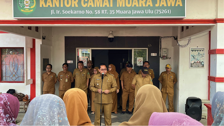 APEL SENIN PAGI KECAMATAN MUARA JAWA, CAMAT SAMPAIKAN UCAPAN SELAMAT KEPADA ASN YANG MENDAPATKAN JABATAN BARU