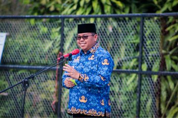 Muara Jawa, Senin, 18 Mei 2026 — Pemerintah Kecamatan Muara Jawa melaksanakan kegiatan Apel Korps Pegawai Republik Indonesia (KORPRI) yang berlangsung di halaman Kantor Camat Muara Jawa. Kegiatan apel ini diikuti oleh seluruh Aparatur Sipil Negara (ASN) di lingkungan Pemerintah Kecamatan Muara Jawa, baik pegawai kecamatan, pegawai kelurahan, maupun para guru dari sekolah-sekolah yang berada di wilayah Kecamatan Muara Jawa. Apel KORPRI tersebut berlangsung dengan tertib dan penuh khidmat. Sejak pagi hari, para peserta apel telah hadir mengenakan seragam KORPRI sebagai bentuk identitas dan semangat pengabdian sebagai aparatur negara. Kehadiran ASN dari berbagai instansi di wilayah Kecamatan Muara Jawa menunjukkan komitmen bersama dalam menjaga persatuan, kedisiplinan, dan profesionalisme dalam menjalankan tugas pelayanan kepada masyarakat. Bertindak sebagai pembina apel pada kesempatan kali ini, Camat Muara Jawa menyampaikan sejumlah arahan penting terkait peningkatan disiplin kerja, tanggung jawab sebagai pelayan publik, serta pentingnya menjaga kekompakan antar ASN di lingkungan Kecamatan Muara Jawa.