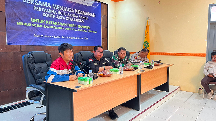 Muara Jawa, Kamis 04 Juni 2026 – Pemerintah Kecamatan Muara Jawa bersama Forum Koordinasi Pimpinan Kecamatan (Forkopimca), PT Pertamina Hulu Sanga Sanga (PHSS) Field South, aparat keamanan, serta tokoh dan masyarakat setempat memperkuat komitmen bersama dalam menjaga keamanan Objek Vital Nasional (Obvitnas) melalui kegiatan Sosialisasi Keamanan Obvitnas yang dilaksanakan di Aula Kecamatan Muara Jawa, Kamis (4/6/2026).

Kegiatan yang mengusung tema “Bersama Menjaga Keamanan Pertamina Hulu Sanga Sanga South Area Operations untuk Ketahanan Energi Nasional” ini menjadi momentum penting dalam mempererat sinergi antara pemerintah, aparat keamanan, perusahaan, dan masyarakat dalam mendukung keberlangsungan operasional sektor hulu migas yang merupakan salah satu penopang utama ketahanan energi Indonesia.