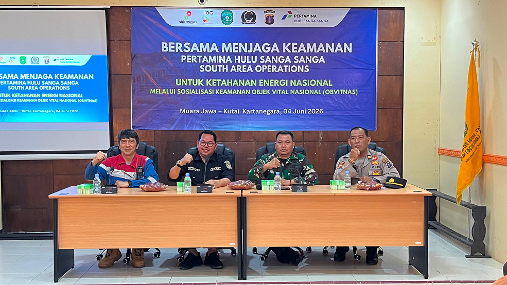 Muara Jawa, Kamis 04 Juni 2026 – Pemerintah Kecamatan Muara Jawa bersama Forum Koordinasi Pimpinan Kecamatan (Forkopimca), PT Pertamina Hulu Sanga Sanga (PHSS) Field South, aparat keamanan, serta tokoh dan masyarakat setempat memperkuat komitmen bersama dalam menjaga keamanan Objek Vital Nasional (Obvitnas) melalui kegiatan Sosialisasi Keamanan Obvitnas yang dilaksanakan di Aula Kecamatan Muara Jawa, Kamis (4/6/2026).

Kegiatan yang mengusung tema “Bersama Menjaga Keamanan Pertamina Hulu Sanga Sanga South Area Operations untuk Ketahanan Energi Nasional” ini menjadi momentum penting dalam mempererat sinergi antara pemerintah, aparat keamanan, perusahaan, dan masyarakat dalam mendukung keberlangsungan operasional sektor hulu migas yang merupakan salah satu penopang utama ketahanan energi Indonesia.