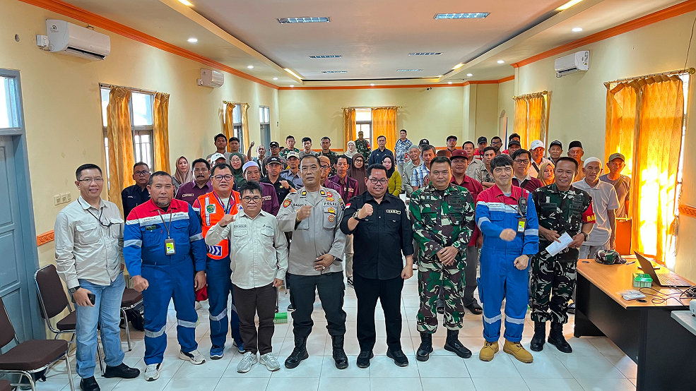 Muara Jawa, Kamis 04 Juni 2026 – Pemerintah Kecamatan Muara Jawa bersama Forum Koordinasi Pimpinan Kecamatan (Forkopimca), PT Pertamina Hulu Sanga Sanga (PHSS) Field South, aparat keamanan, serta tokoh dan masyarakat setempat memperkuat komitmen bersama dalam menjaga keamanan Objek Vital Nasional (Obvitnas) melalui kegiatan Sosialisasi Keamanan Obvitnas yang dilaksanakan di Aula Kecamatan Muara Jawa, Kamis (4/6/2026).

Kegiatan yang mengusung tema “Bersama Menjaga Keamanan Pertamina Hulu Sanga Sanga South Area Operations untuk Ketahanan Energi Nasional” ini menjadi momentum penting dalam mempererat sinergi antara pemerintah, aparat keamanan, perusahaan, dan masyarakat dalam mendukung keberlangsungan operasional sektor hulu migas yang merupakan salah satu penopang utama ketahanan energi Indonesia.