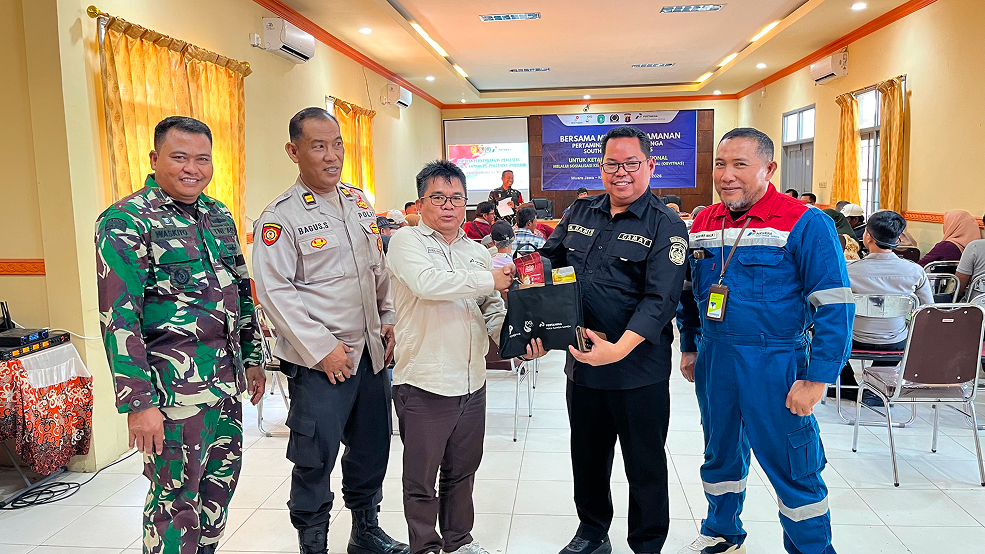 Muara Jawa, Kamis 04 Juni 2026 – Pemerintah Kecamatan Muara Jawa bersama Forum Koordinasi Pimpinan Kecamatan (Forkopimca), PT Pertamina Hulu Sanga Sanga (PHSS) Field South, aparat keamanan, serta tokoh dan masyarakat setempat memperkuat komitmen bersama dalam menjaga keamanan Objek Vital Nasional (Obvitnas) melalui kegiatan Sosialisasi Keamanan Obvitnas yang dilaksanakan di Aula Kecamatan Muara Jawa, Kamis (4/6/2026).

Kegiatan yang mengusung tema “Bersama Menjaga Keamanan Pertamina Hulu Sanga Sanga South Area Operations untuk Ketahanan Energi Nasional” ini menjadi momentum penting dalam mempererat sinergi antara pemerintah, aparat keamanan, perusahaan, dan masyarakat dalam mendukung keberlangsungan operasional sektor hulu migas yang merupakan salah satu penopang utama ketahanan energi Indonesia.