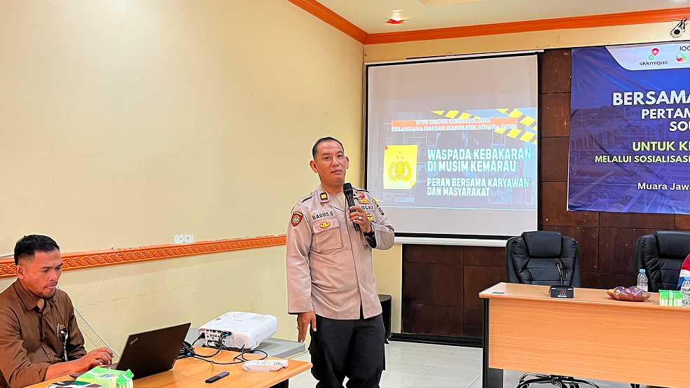 Muara Jawa, Kamis 04 Juni 2026 – Pemerintah Kecamatan Muara Jawa bersama Forum Koordinasi Pimpinan Kecamatan (Forkopimca), PT Pertamina Hulu Sanga Sanga (PHSS) Field South, aparat keamanan, serta tokoh dan masyarakat setempat memperkuat komitmen bersama dalam menjaga keamanan Objek Vital Nasional (Obvitnas) melalui kegiatan Sosialisasi Keamanan Obvitnas yang dilaksanakan di Aula Kecamatan Muara Jawa, Kamis (4/6/2026).

Kegiatan yang mengusung tema “Bersama Menjaga Keamanan Pertamina Hulu Sanga Sanga South Area Operations untuk Ketahanan Energi Nasional” ini menjadi momentum penting dalam mempererat sinergi antara pemerintah, aparat keamanan, perusahaan, dan masyarakat dalam mendukung keberlangsungan operasional sektor hulu migas yang merupakan salah satu penopang utama ketahanan energi Indonesia.