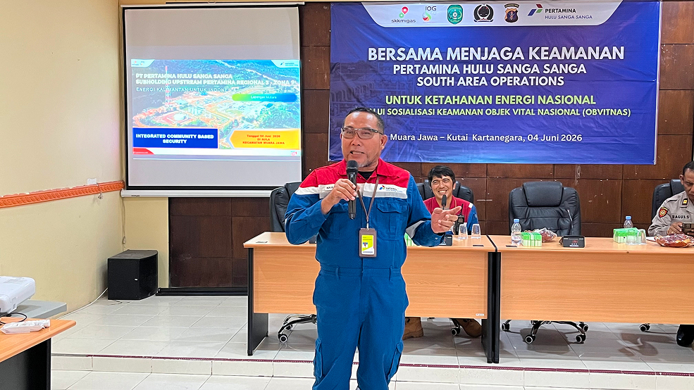 Muara Jawa, Kamis 04 Juni 2026 – Pemerintah Kecamatan Muara Jawa bersama Forum Koordinasi Pimpinan Kecamatan (Forkopimca), PT Pertamina Hulu Sanga Sanga (PHSS) Field South, aparat keamanan, serta tokoh dan masyarakat setempat memperkuat komitmen bersama dalam menjaga keamanan Objek Vital Nasional (Obvitnas) melalui kegiatan Sosialisasi Keamanan Obvitnas yang dilaksanakan di Aula Kecamatan Muara Jawa, Kamis (4/6/2026).

Kegiatan yang mengusung tema “Bersama Menjaga Keamanan Pertamina Hulu Sanga Sanga South Area Operations untuk Ketahanan Energi Nasional” ini menjadi momentum penting dalam mempererat sinergi antara pemerintah, aparat keamanan, perusahaan, dan masyarakat dalam mendukung keberlangsungan operasional sektor hulu migas yang merupakan salah satu penopang utama ketahanan energi Indonesia.