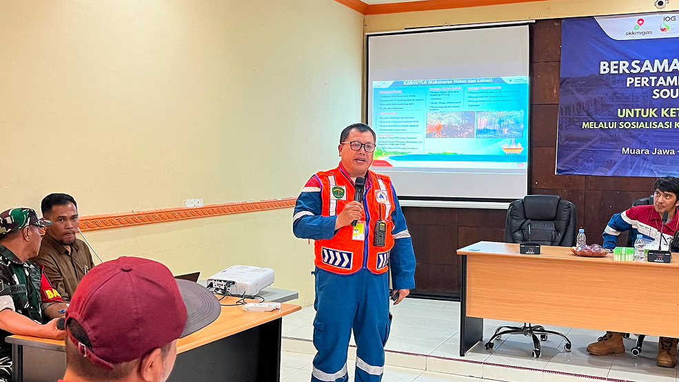 Muara Jawa, Kamis 04 Juni 2026 – Pemerintah Kecamatan Muara Jawa bersama Forum Koordinasi Pimpinan Kecamatan (Forkopimca), PT Pertamina Hulu Sanga Sanga (PHSS) Field South, aparat keamanan, serta tokoh dan masyarakat setempat memperkuat komitmen bersama dalam menjaga keamanan Objek Vital Nasional (Obvitnas) melalui kegiatan Sosialisasi Keamanan Obvitnas yang dilaksanakan di Aula Kecamatan Muara Jawa, Kamis (4/6/2026).

Kegiatan yang mengusung tema “Bersama Menjaga Keamanan Pertamina Hulu Sanga Sanga South Area Operations untuk Ketahanan Energi Nasional” ini menjadi momentum penting dalam mempererat sinergi antara pemerintah, aparat keamanan, perusahaan, dan masyarakat dalam mendukung keberlangsungan operasional sektor hulu migas yang merupakan salah satu penopang utama ketahanan energi Indonesia.