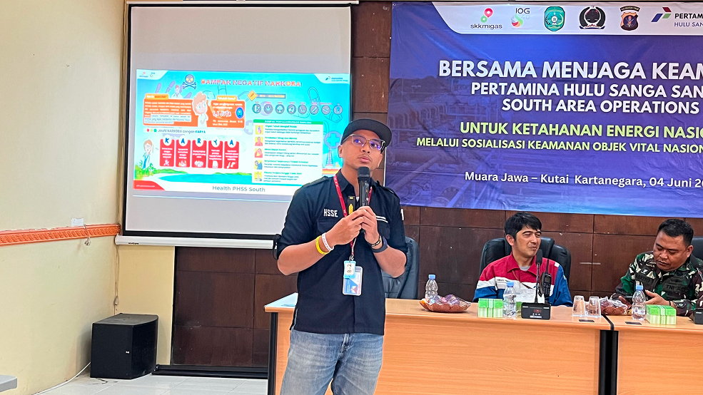 Muara Jawa, Kamis 04 Juni 2026 – Pemerintah Kecamatan Muara Jawa bersama Forum Koordinasi Pimpinan Kecamatan (Forkopimca), PT Pertamina Hulu Sanga Sanga (PHSS) Field South, aparat keamanan, serta tokoh dan masyarakat setempat memperkuat komitmen bersama dalam menjaga keamanan Objek Vital Nasional (Obvitnas) melalui kegiatan Sosialisasi Keamanan Obvitnas yang dilaksanakan di Aula Kecamatan Muara Jawa, Kamis (4/6/2026).

Kegiatan yang mengusung tema “Bersama Menjaga Keamanan Pertamina Hulu Sanga Sanga South Area Operations untuk Ketahanan Energi Nasional” ini menjadi momentum penting dalam mempererat sinergi antara pemerintah, aparat keamanan, perusahaan, dan masyarakat dalam mendukung keberlangsungan operasional sektor hulu migas yang merupakan salah satu penopang utama ketahanan energi Indonesia.