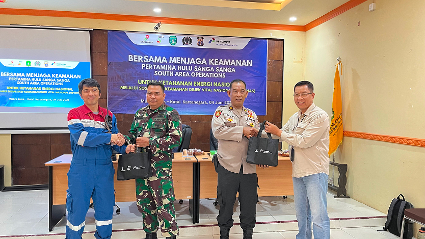 Muara Jawa, Kamis 04 Juni 2026 – Pemerintah Kecamatan Muara Jawa bersama Forum Koordinasi Pimpinan Kecamatan (Forkopimca), PT Pertamina Hulu Sanga Sanga (PHSS) Field South, aparat keamanan, serta tokoh dan masyarakat setempat memperkuat komitmen bersama dalam menjaga keamanan Objek Vital Nasional (Obvitnas) melalui kegiatan Sosialisasi Keamanan Obvitnas yang dilaksanakan di Aula Kecamatan Muara Jawa, Kamis (4/6/2026).

Kegiatan yang mengusung tema “Bersama Menjaga Keamanan Pertamina Hulu Sanga Sanga South Area Operations untuk Ketahanan Energi Nasional” ini menjadi momentum penting dalam mempererat sinergi antara pemerintah, aparat keamanan, perusahaan, dan masyarakat dalam mendukung keberlangsungan operasional sektor hulu migas yang merupakan salah satu penopang utama ketahanan energi Indonesia.