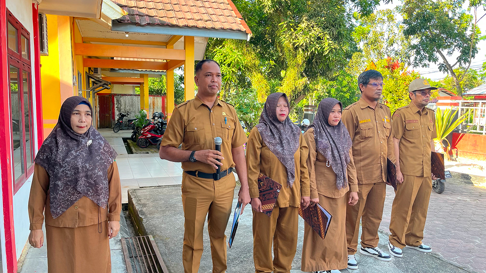 Muara Jawa, Senin 8 Juni 2026 – Pemerintah Kecamatan Muara Jawa kembali melaksanakan kegiatan Apel Senin pagi yang rutin digelar sebagai sarana penguatan disiplin, koordinasi, serta penyampaian informasi penting kepada seluruh aparatur pemerintah di lingkungan kecamatan. Apel yang dilaksanakan pada Senin, 8 Juni 2026 tersebut berlangsung di halaman Kantor Kecamatan Muara Jawa dan diikuti oleh seluruh pegawai Kecamatan Muara Jawa, baik Aparatur Sipil Negara (ASN), Pegawai Pemerintah dengan Perjanjian Kerja (PPPK), tenaga non-ASN, serta perwakilan dari kelurahan yang berada di wilayah Kecamatan Muara Jawa.

Bertindak sebagai pembina apel pada kesempatan tersebut, Camat Muara Jawa, Muhammad Ramli, S.E., M.M., menyampaikan sejumlah arahan strategis terkait agenda dan program yang akan dilaksanakan dalam waktu dekat. Dalam amanatnya, Camat menekankan pentingnya sinergi, koordinasi, serta kesiapan seluruh perangkat kecamatan dan kelurahan dalam menyukseskan berbagai kegiatan yang menjadi prioritas pemerintah daerah.