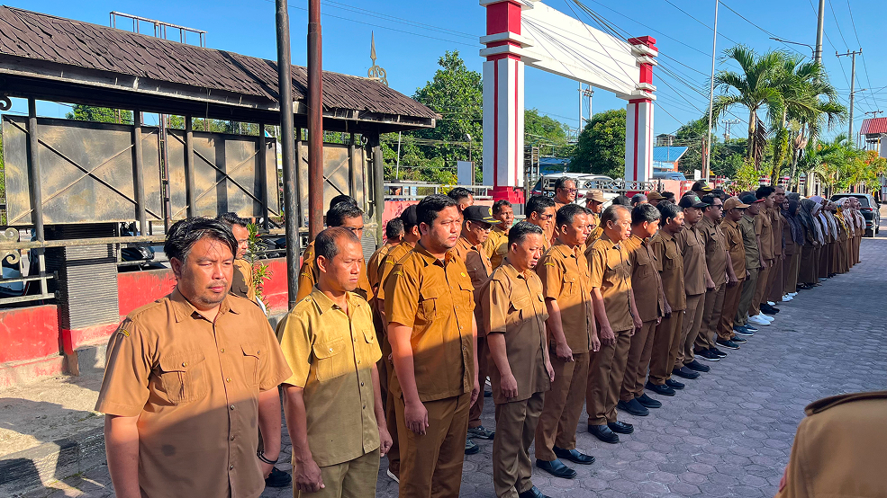 Muara Jawa, Senin 8 Juni 2026 – Pemerintah Kecamatan Muara Jawa kembali melaksanakan kegiatan Apel Senin pagi yang rutin digelar sebagai sarana penguatan disiplin, koordinasi, serta penyampaian informasi penting kepada seluruh aparatur pemerintah di lingkungan kecamatan. Apel yang dilaksanakan pada Senin, 8 Juni 2026 tersebut berlangsung di halaman Kantor Kecamatan Muara Jawa dan diikuti oleh seluruh pegawai Kecamatan Muara Jawa, baik Aparatur Sipil Negara (ASN), Pegawai Pemerintah dengan Perjanjian Kerja (PPPK), tenaga non-ASN, serta perwakilan dari kelurahan yang berada di wilayah Kecamatan Muara Jawa.

Bertindak sebagai pembina apel pada kesempatan tersebut, Camat Muara Jawa, Muhammad Ramli, S.E., M.M., menyampaikan sejumlah arahan strategis terkait agenda dan program yang akan dilaksanakan dalam waktu dekat. Dalam amanatnya, Camat menekankan pentingnya sinergi, koordinasi, serta kesiapan seluruh perangkat kecamatan dan kelurahan dalam menyukseskan berbagai kegiatan yang menjadi prioritas pemerintah daerah.