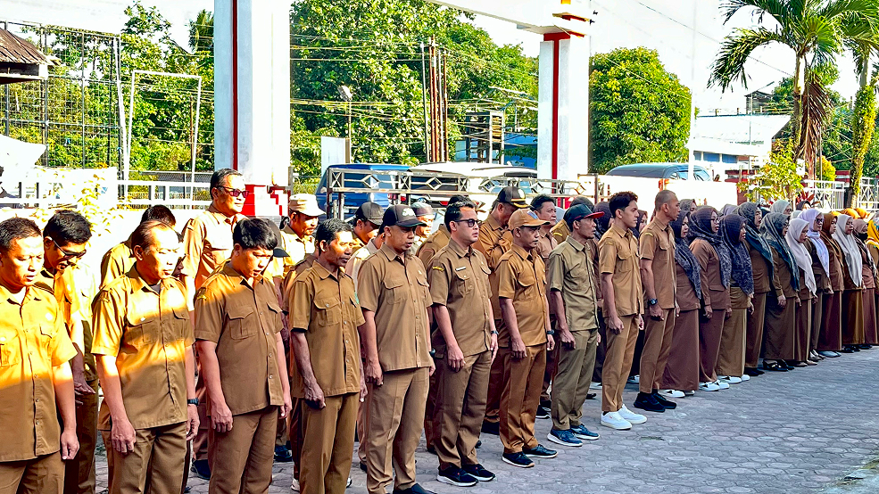 Muara Jawa, Senin 8 Juni 2026 – Pemerintah Kecamatan Muara Jawa kembali melaksanakan kegiatan Apel Senin pagi yang rutin digelar sebagai sarana penguatan disiplin, koordinasi, serta penyampaian informasi penting kepada seluruh aparatur pemerintah di lingkungan kecamatan. Apel yang dilaksanakan pada Senin, 8 Juni 2026 tersebut berlangsung di halaman Kantor Kecamatan Muara Jawa dan diikuti oleh seluruh pegawai Kecamatan Muara Jawa, baik Aparatur Sipil Negara (ASN), Pegawai Pemerintah dengan Perjanjian Kerja (PPPK), tenaga non-ASN, serta perwakilan dari kelurahan yang berada di wilayah Kecamatan Muara Jawa.

Bertindak sebagai pembina apel pada kesempatan tersebut, Camat Muara Jawa, Muhammad Ramli, S.E., M.M., menyampaikan sejumlah arahan strategis terkait agenda dan program yang akan dilaksanakan dalam waktu dekat. Dalam amanatnya, Camat menekankan pentingnya sinergi, koordinasi, serta kesiapan seluruh perangkat kecamatan dan kelurahan dalam menyukseskan berbagai kegiatan yang menjadi prioritas pemerintah daerah.