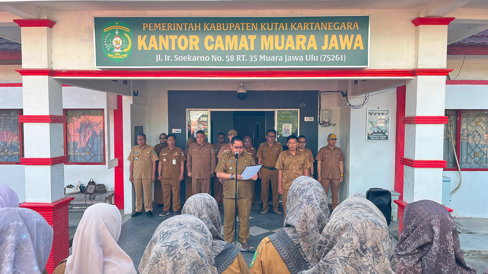 Muara Jawa, Senin 8 Juni 2026 – Pemerintah Kecamatan Muara Jawa kembali melaksanakan kegiatan Apel Senin pagi yang rutin digelar sebagai sarana penguatan disiplin, koordinasi, serta penyampaian informasi penting kepada seluruh aparatur pemerintah di lingkungan kecamatan. Apel yang dilaksanakan pada Senin, 8 Juni 2026 tersebut berlangsung di halaman Kantor Kecamatan Muara Jawa dan diikuti oleh seluruh pegawai Kecamatan Muara Jawa, baik Aparatur Sipil Negara (ASN), Pegawai Pemerintah dengan Perjanjian Kerja (PPPK), tenaga non-ASN, serta perwakilan dari kelurahan yang berada di wilayah Kecamatan Muara Jawa.

Bertindak sebagai pembina apel pada kesempatan tersebut, Camat Muara Jawa, Muhammad Ramli, S.E., M.M., menyampaikan sejumlah arahan strategis terkait agenda dan program yang akan dilaksanakan dalam waktu dekat. Dalam amanatnya, Camat menekankan pentingnya sinergi, koordinasi, serta kesiapan seluruh perangkat kecamatan dan kelurahan dalam menyukseskan berbagai kegiatan yang menjadi prioritas pemerintah daerah.