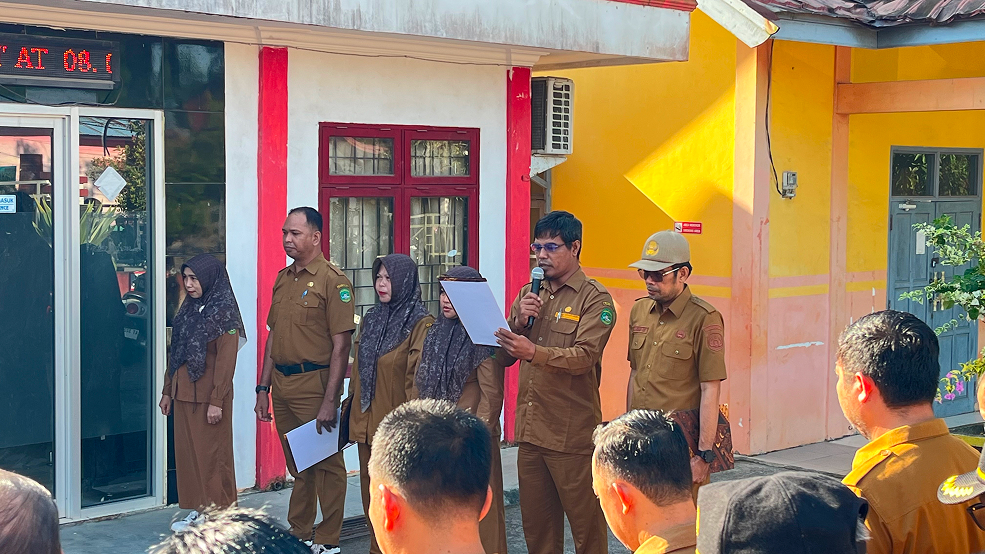 Muara Jawa, Senin 8 Juni 2026 – Pemerintah Kecamatan Muara Jawa kembali melaksanakan kegiatan Apel Senin pagi yang rutin digelar sebagai sarana penguatan disiplin, koordinasi, serta penyampaian informasi penting kepada seluruh aparatur pemerintah di lingkungan kecamatan. Apel yang dilaksanakan pada Senin, 8 Juni 2026 tersebut berlangsung di halaman Kantor Kecamatan Muara Jawa dan diikuti oleh seluruh pegawai Kecamatan Muara Jawa, baik Aparatur Sipil Negara (ASN), Pegawai Pemerintah dengan Perjanjian Kerja (PPPK), tenaga non-ASN, serta perwakilan dari kelurahan yang berada di wilayah Kecamatan Muara Jawa.

Bertindak sebagai pembina apel pada kesempatan tersebut, Camat Muara Jawa, Muhammad Ramli, S.E., M.M., menyampaikan sejumlah arahan strategis terkait agenda dan program yang akan dilaksanakan dalam waktu dekat. Dalam amanatnya, Camat menekankan pentingnya sinergi, koordinasi, serta kesiapan seluruh perangkat kecamatan dan kelurahan dalam menyukseskan berbagai kegiatan yang menjadi prioritas pemerintah daerah.
