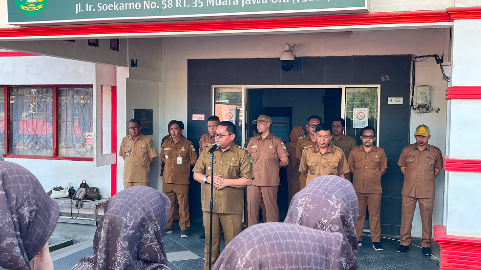 Muara Jawa, Senin 8 Juni 2026 – Pemerintah Kecamatan Muara Jawa kembali melaksanakan kegiatan Apel Senin pagi yang rutin digelar sebagai sarana penguatan disiplin, koordinasi, serta penyampaian informasi penting kepada seluruh aparatur pemerintah di lingkungan kecamatan. Apel yang dilaksanakan pada Senin, 8 Juni 2026 tersebut berlangsung di halaman Kantor Kecamatan Muara Jawa dan diikuti oleh seluruh pegawai Kecamatan Muara Jawa, baik Aparatur Sipil Negara (ASN), Pegawai Pemerintah dengan Perjanjian Kerja (PPPK), tenaga non-ASN, serta perwakilan dari kelurahan yang berada di wilayah Kecamatan Muara Jawa.

Bertindak sebagai pembina apel pada kesempatan tersebut, Camat Muara Jawa, Muhammad Ramli, S.E., M.M., menyampaikan sejumlah arahan strategis terkait agenda dan program yang akan dilaksanakan dalam waktu dekat. Dalam amanatnya, Camat menekankan pentingnya sinergi, koordinasi, serta kesiapan seluruh perangkat kecamatan dan kelurahan dalam menyukseskan berbagai kegiatan yang menjadi prioritas pemerintah daerah.