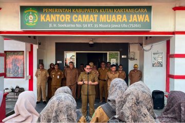 Muara Jawa, Senin 8 Juni 2026 – Pemerintah Kecamatan Muara Jawa kembali melaksanakan kegiatan Apel Senin pagi yang rutin digelar sebagai sarana penguatan disiplin, koordinasi, serta penyampaian informasi penting kepada seluruh aparatur pemerintah di lingkungan kecamatan. Apel yang dilaksanakan pada Senin, 8 Juni 2026 tersebut berlangsung di halaman Kantor Kecamatan Muara Jawa dan diikuti oleh seluruh pegawai Kecamatan Muara Jawa, baik Aparatur Sipil Negara (ASN), Pegawai Pemerintah dengan Perjanjian Kerja (PPPK), tenaga non-ASN, serta perwakilan dari kelurahan yang berada di wilayah Kecamatan Muara Jawa. Bertindak sebagai pembina apel pada kesempatan tersebut, Camat Muara Jawa, Muhammad Ramli, S.E., M.M., menyampaikan sejumlah arahan strategis terkait agenda dan program yang akan dilaksanakan dalam waktu dekat. Dalam amanatnya, Camat menekankan pentingnya sinergi, koordinasi, serta kesiapan seluruh perangkat kecamatan dan kelurahan dalam menyukseskan berbagai kegiatan yang menjadi prioritas pemerintah daerah.