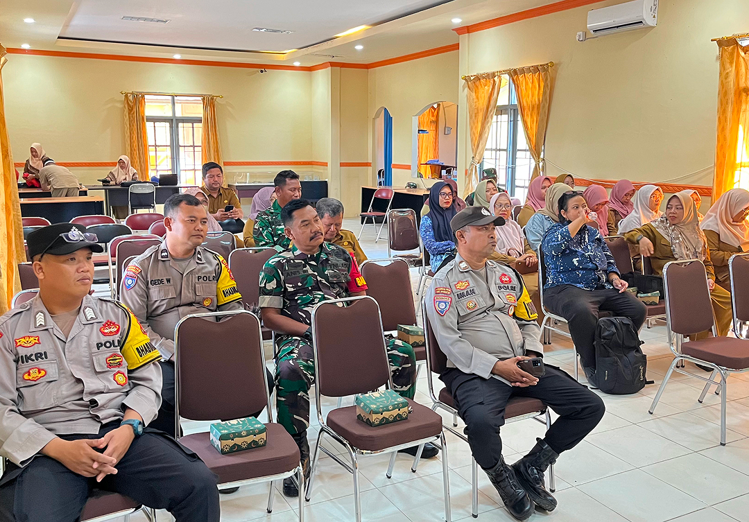 Muara Jawa, Selasa 09 Juni 2026 – Dalam rangka memperkuat sinergi dan menyatukan langkah seluruh pemangku kepentingan, Kecamatan Muara Jawa melaksanakan Rapat Koordinasi Pengentasan Kemiskinan Ekstrem. Kegiatan yang berlangsung di lingkungan Pemerintah Kecamatan Muara Jawa tersebut dihadiri oleh Camat Muara Jawa, Kepala UPT Puskesmas Muara Jawa, Bhabinkamtibmas Muara Jawa, Babinsa Muara Jawa, para Kepala Seksi dan staf Kesejahteraan Sosial Kecamatan Muara Jawa, serta perwakilan Kasi dan staf Kesejahteraan Sosial dari delapan kelurahan se-Kecamatan Muara Jawa.

Rapat koordinasi ini menjadi salah satu langkah strategis Pemerintah Kecamatan Muara Jawa dalam memperkuat koordinasi lintas sektor guna mempercepat penanganan dan pengentasan kemiskinan ekstrem yang masih menjadi perhatian bersama. Melalui forum ini, seluruh peserta diajak untuk menyamakan persepsi, memperbarui data, serta merumuskan langkah-langkah konkret yang dapat dilakukan secara kolaboratif di tingkat kecamatan maupun kelurahan.

Kemiskinan ekstrem merupakan kondisi yang memerlukan penanganan serius dan berkelanjutan karena berkaitan langsung dengan kualitas hidup masyarakat, akses terhadap layanan dasar, kesehatan, pendidikan, serta kemampuan memenuhi kebutuhan pokok sehari-hari. Oleh karena itu, keterlibatan seluruh unsur pemerintah, aparat keamanan, tenaga kesehatan, dan masyarakat menjadi faktor penting dalam mewujudkan keberhasilan program pengentasan kemiskinan ekstrem.