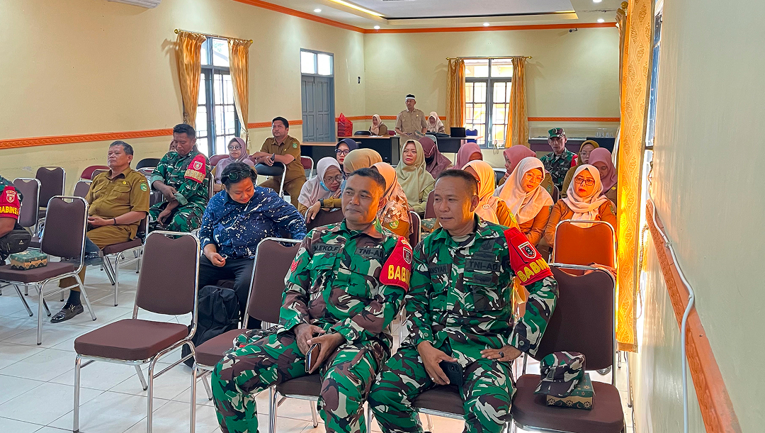 Muara Jawa, Selasa 09 Juni 2026 – Dalam rangka memperkuat sinergi dan menyatukan langkah seluruh pemangku kepentingan, Kecamatan Muara Jawa melaksanakan Rapat Koordinasi Pengentasan Kemiskinan Ekstrem. Kegiatan yang berlangsung di lingkungan Pemerintah Kecamatan Muara Jawa tersebut dihadiri oleh Camat Muara Jawa, Kepala UPT Puskesmas Muara Jawa, Bhabinkamtibmas Muara Jawa, Babinsa Muara Jawa, para Kepala Seksi dan staf Kesejahteraan Sosial Kecamatan Muara Jawa, serta perwakilan Kasi dan staf Kesejahteraan Sosial dari delapan kelurahan se-Kecamatan Muara Jawa.

Rapat koordinasi ini menjadi salah satu langkah strategis Pemerintah Kecamatan Muara Jawa dalam memperkuat koordinasi lintas sektor guna mempercepat penanganan dan pengentasan kemiskinan ekstrem yang masih menjadi perhatian bersama. Melalui forum ini, seluruh peserta diajak untuk menyamakan persepsi, memperbarui data, serta merumuskan langkah-langkah konkret yang dapat dilakukan secara kolaboratif di tingkat kecamatan maupun kelurahan.

Kemiskinan ekstrem merupakan kondisi yang memerlukan penanganan serius dan berkelanjutan karena berkaitan langsung dengan kualitas hidup masyarakat, akses terhadap layanan dasar, kesehatan, pendidikan, serta kemampuan memenuhi kebutuhan pokok sehari-hari. Oleh karena itu, keterlibatan seluruh unsur pemerintah, aparat keamanan, tenaga kesehatan, dan masyarakat menjadi faktor penting dalam mewujudkan keberhasilan program pengentasan kemiskinan ekstrem.