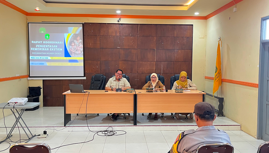 Muara Jawa, Selasa 09 Juni 2026 – Dalam rangka memperkuat sinergi dan menyatukan langkah seluruh pemangku kepentingan, Kecamatan Muara Jawa melaksanakan Rapat Koordinasi Pengentasan Kemiskinan Ekstrem. Kegiatan yang berlangsung di lingkungan Pemerintah Kecamatan Muara Jawa tersebut dihadiri oleh Camat Muara Jawa, Kepala UPT Puskesmas Muara Jawa, Bhabinkamtibmas Muara Jawa, Babinsa Muara Jawa, para Kepala Seksi dan staf Kesejahteraan Sosial Kecamatan Muara Jawa, serta perwakilan Kasi dan staf Kesejahteraan Sosial dari delapan kelurahan se-Kecamatan Muara Jawa.

Rapat koordinasi ini menjadi salah satu langkah strategis Pemerintah Kecamatan Muara Jawa dalam memperkuat koordinasi lintas sektor guna mempercepat penanganan dan pengentasan kemiskinan ekstrem yang masih menjadi perhatian bersama. Melalui forum ini, seluruh peserta diajak untuk menyamakan persepsi, memperbarui data, serta merumuskan langkah-langkah konkret yang dapat dilakukan secara kolaboratif di tingkat kecamatan maupun kelurahan.

Kemiskinan ekstrem merupakan kondisi yang memerlukan penanganan serius dan berkelanjutan karena berkaitan langsung dengan kualitas hidup masyarakat, akses terhadap layanan dasar, kesehatan, pendidikan, serta kemampuan memenuhi kebutuhan pokok sehari-hari. Oleh karena itu, keterlibatan seluruh unsur pemerintah, aparat keamanan, tenaga kesehatan, dan masyarakat menjadi faktor penting dalam mewujudkan keberhasilan program pengentasan kemiskinan ekstrem.