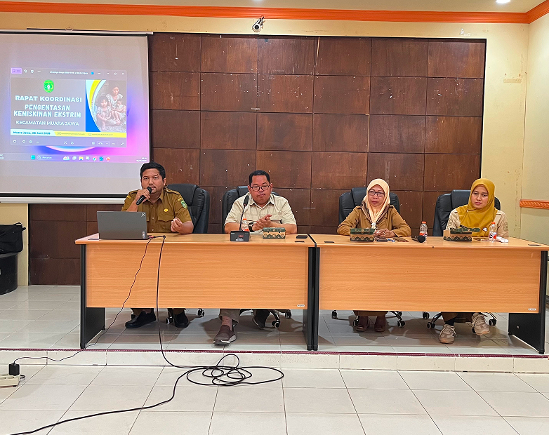 Muara Jawa, Selasa 09 Juni 2026 – Dalam rangka memperkuat sinergi dan menyatukan langkah seluruh pemangku kepentingan, Kecamatan Muara Jawa melaksanakan Rapat Koordinasi Pengentasan Kemiskinan Ekstrem. Kegiatan yang berlangsung di lingkungan Pemerintah Kecamatan Muara Jawa tersebut dihadiri oleh Camat Muara Jawa, Kepala UPT Puskesmas Muara Jawa, Bhabinkamtibmas Muara Jawa, Babinsa Muara Jawa, para Kepala Seksi dan staf Kesejahteraan Sosial Kecamatan Muara Jawa, serta perwakilan Kasi dan staf Kesejahteraan Sosial dari delapan kelurahan se-Kecamatan Muara Jawa.

Rapat koordinasi ini menjadi salah satu langkah strategis Pemerintah Kecamatan Muara Jawa dalam memperkuat koordinasi lintas sektor guna mempercepat penanganan dan pengentasan kemiskinan ekstrem yang masih menjadi perhatian bersama. Melalui forum ini, seluruh peserta diajak untuk menyamakan persepsi, memperbarui data, serta merumuskan langkah-langkah konkret yang dapat dilakukan secara kolaboratif di tingkat kecamatan maupun kelurahan.

Kemiskinan ekstrem merupakan kondisi yang memerlukan penanganan serius dan berkelanjutan karena berkaitan langsung dengan kualitas hidup masyarakat, akses terhadap layanan dasar, kesehatan, pendidikan, serta kemampuan memenuhi kebutuhan pokok sehari-hari. Oleh karena itu, keterlibatan seluruh unsur pemerintah, aparat keamanan, tenaga kesehatan, dan masyarakat menjadi faktor penting dalam mewujudkan keberhasilan program pengentasan kemiskinan ekstrem.