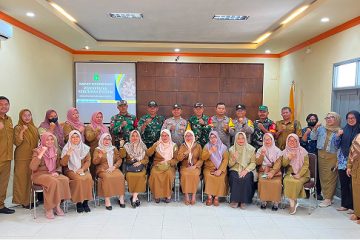 Muara Jawa, Selasa 09 Juni 2026 – Dalam rangka memperkuat sinergi dan menyatukan langkah seluruh pemangku kepentingan, Kecamatan Muara Jawa melaksanakan Rapat Koordinasi Pengentasan Kemiskinan Ekstrem. Kegiatan yang berlangsung di lingkungan Pemerintah Kecamatan Muara Jawa tersebut dihadiri oleh Camat Muara Jawa, Kepala UPT Puskesmas Muara Jawa, Bhabinkamtibmas Muara Jawa, Babinsa Muara Jawa, para Kepala Seksi dan staf Kesejahteraan Sosial Kecamatan Muara Jawa, serta perwakilan Kasi dan staf Kesejahteraan Sosial dari delapan kelurahan se-Kecamatan Muara Jawa. Rapat koordinasi ini menjadi salah satu langkah strategis Pemerintah Kecamatan Muara Jawa dalam memperkuat koordinasi lintas sektor guna mempercepat penanganan dan pengentasan kemiskinan ekstrem yang masih menjadi perhatian bersama. Melalui forum ini, seluruh peserta diajak untuk menyamakan persepsi, memperbarui data, serta merumuskan langkah-langkah konkret yang dapat dilakukan secara kolaboratif di tingkat kecamatan maupun kelurahan. Kemiskinan ekstrem merupakan kondisi yang memerlukan penanganan serius dan berkelanjutan karena berkaitan langsung dengan kualitas hidup masyarakat, akses terhadap layanan dasar, kesehatan, pendidikan, serta kemampuan memenuhi kebutuhan pokok sehari-hari. Oleh karena itu, keterlibatan seluruh unsur pemerintah, aparat keamanan, tenaga kesehatan, dan masyarakat menjadi faktor penting dalam mewujudkan keberhasilan program pengentasan kemiskinan ekstrem.