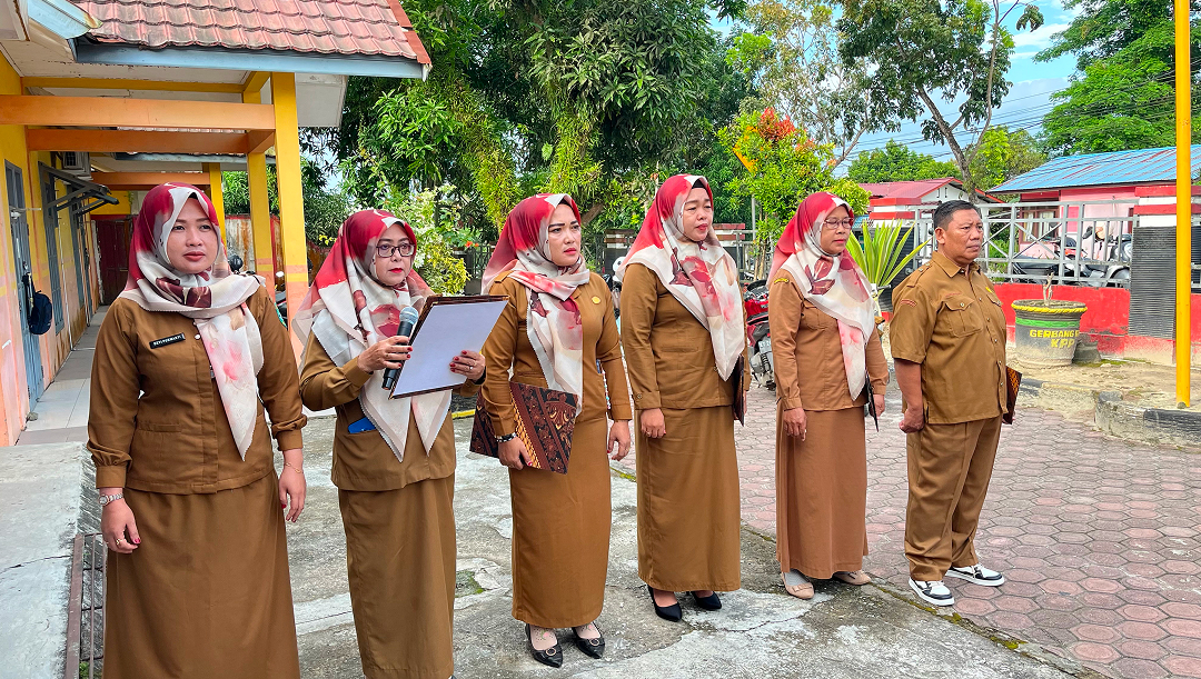 Muara Jawa, Senin 15 Juni 2026 – Dalam rangka meningkatkan disiplin, koordinasi, serta semangat kerja aparatur pemerintah, Pemerintah Kecamatan Muara Jawa melaksanakan Apel Senin Pagi pada hari Senin, 15 Juni 2026, bertempat di halaman Kantor Kecamatan Muara Jawa. Kegiatan tersebut diikuti oleh seluruh pegawai Kecamatan Muara Jawa, baik Aparatur Sipil Negara (ASN), Pegawai Pemerintah dengan Perjanjian Kerja (PPPK), maupun tenaga non-ASN yang bertugas di lingkungan Kecamatan Muara Jawa.

Bertindak sebagai pembina apel pada kesempatan tersebut, Camat Muara Jawa menyampaikan sejumlah arahan dan penekanan terkait pelaksanaan tugas pemerintahan, pelayanan publik, serta berbagai agenda dan program yang sedang maupun akan dilaksanakan di wilayah Kecamatan Muara Jawa.

Apel Senin pagi merupakan kegiatan rutin yang dilaksanakan setiap pekan sebagai sarana evaluasi, koordinasi, dan penyampaian informasi kepada seluruh pegawai. Selain menjadi wadah untuk mempererat kebersamaan dan kekompakan antarpegawai, apel juga menjadi momentum untuk memperkuat komitmen dalam memberikan pelayanan terbaik kepada masyarakat.