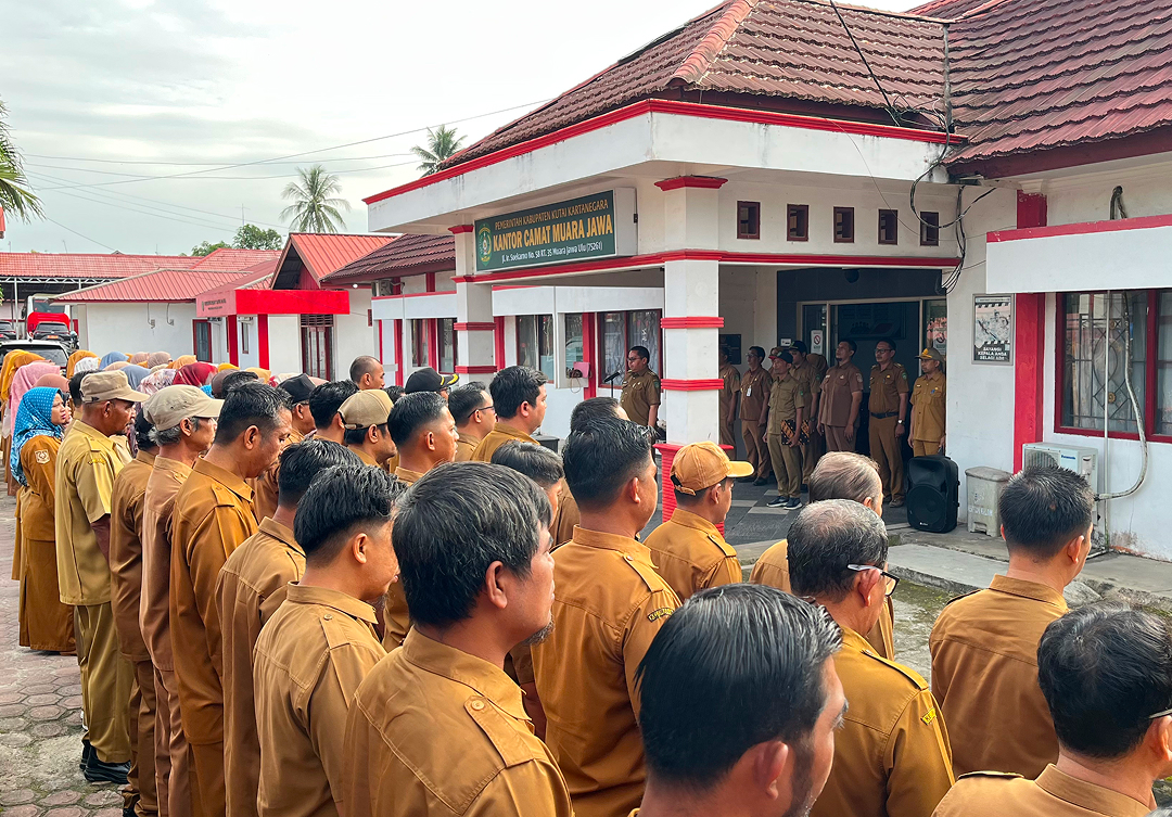 Muara Jawa, Senin 15 Juni 2026 – Dalam rangka meningkatkan disiplin, koordinasi, serta semangat kerja aparatur pemerintah, Pemerintah Kecamatan Muara Jawa melaksanakan Apel Senin Pagi pada hari Senin, 15 Juni 2026, bertempat di halaman Kantor Kecamatan Muara Jawa. Kegiatan tersebut diikuti oleh seluruh pegawai Kecamatan Muara Jawa, baik Aparatur Sipil Negara (ASN), Pegawai Pemerintah dengan Perjanjian Kerja (PPPK), maupun tenaga non-ASN yang bertugas di lingkungan Kecamatan Muara Jawa.

Bertindak sebagai pembina apel pada kesempatan tersebut, Camat Muara Jawa menyampaikan sejumlah arahan dan penekanan terkait pelaksanaan tugas pemerintahan, pelayanan publik, serta berbagai agenda dan program yang sedang maupun akan dilaksanakan di wilayah Kecamatan Muara Jawa.

Apel Senin pagi merupakan kegiatan rutin yang dilaksanakan setiap pekan sebagai sarana evaluasi, koordinasi, dan penyampaian informasi kepada seluruh pegawai. Selain menjadi wadah untuk mempererat kebersamaan dan kekompakan antarpegawai, apel juga menjadi momentum untuk memperkuat komitmen dalam memberikan pelayanan terbaik kepada masyarakat.