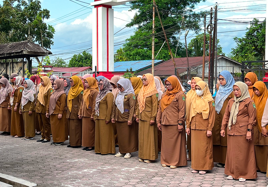 Muara Jawa, Senin 15 Juni 2026 – Dalam rangka meningkatkan disiplin, koordinasi, serta semangat kerja aparatur pemerintah, Pemerintah Kecamatan Muara Jawa melaksanakan Apel Senin Pagi pada hari Senin, 15 Juni 2026, bertempat di halaman Kantor Kecamatan Muara Jawa. Kegiatan tersebut diikuti oleh seluruh pegawai Kecamatan Muara Jawa, baik Aparatur Sipil Negara (ASN), Pegawai Pemerintah dengan Perjanjian Kerja (PPPK), maupun tenaga non-ASN yang bertugas di lingkungan Kecamatan Muara Jawa.

Bertindak sebagai pembina apel pada kesempatan tersebut, Camat Muara Jawa menyampaikan sejumlah arahan dan penekanan terkait pelaksanaan tugas pemerintahan, pelayanan publik, serta berbagai agenda dan program yang sedang maupun akan dilaksanakan di wilayah Kecamatan Muara Jawa.

Apel Senin pagi merupakan kegiatan rutin yang dilaksanakan setiap pekan sebagai sarana evaluasi, koordinasi, dan penyampaian informasi kepada seluruh pegawai. Selain menjadi wadah untuk mempererat kebersamaan dan kekompakan antarpegawai, apel juga menjadi momentum untuk memperkuat komitmen dalam memberikan pelayanan terbaik kepada masyarakat.