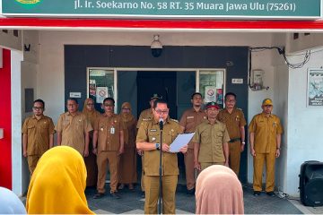 Muara Jawa, Senin 15 Juni 2026 – Dalam rangka meningkatkan disiplin, koordinasi, serta semangat kerja aparatur pemerintah, Pemerintah Kecamatan Muara Jawa melaksanakan Apel Senin Pagi pada hari Senin, 15 Juni 2026, bertempat di halaman Kantor Kecamatan Muara Jawa. Kegiatan tersebut diikuti oleh seluruh pegawai Kecamatan Muara Jawa, baik Aparatur Sipil Negara (ASN), Pegawai Pemerintah dengan Perjanjian Kerja (PPPK), maupun tenaga non-ASN yang bertugas di lingkungan Kecamatan Muara Jawa. Bertindak sebagai pembina apel pada kesempatan tersebut, Camat Muara Jawa menyampaikan sejumlah arahan dan penekanan terkait pelaksanaan tugas pemerintahan, pelayanan publik, serta berbagai agenda dan program yang sedang maupun akan dilaksanakan di wilayah Kecamatan Muara Jawa. Apel Senin pagi merupakan kegiatan rutin yang dilaksanakan setiap pekan sebagai sarana evaluasi, koordinasi, dan penyampaian informasi kepada seluruh pegawai. Selain menjadi wadah untuk mempererat kebersamaan dan kekompakan antarpegawai, apel juga menjadi momentum untuk memperkuat komitmen dalam memberikan pelayanan terbaik kepada masyarakat.