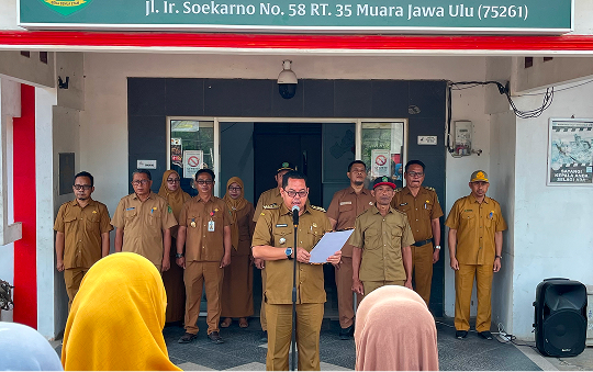 APEL SENIN : PENGUATAN DISIPLIN DAN PELAYANAN PUBLIK MENJADI FOKUS APEL SENIN PAGI KECAMATAN MUARA JAWA