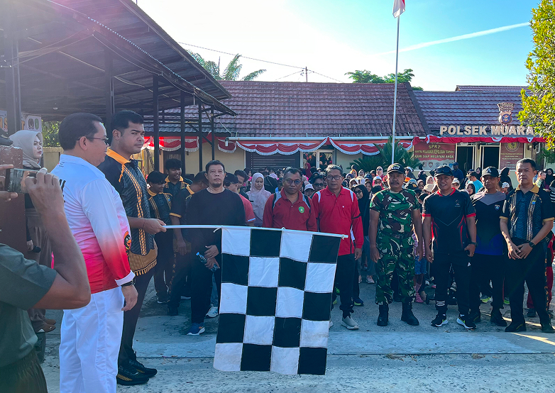 Muara Jawa, Jumat 26 Juni 2026 – Semangat kebersamaan dan sinergi antara pemerintah, aparat keamanan, serta masyarakat tampak begitu terasa dalam kegiatan Jalan Sehat Hari Bhayangkara ke-80 yang diselenggarakan oleh Polsek Muara Jawa bersama Forum Koordinasi Pimpinan Kecamatan (Forkopimcam) Muara Jawa. Kegiatan yang berlangsung sejak pukul 07.00 WITA tersebut dipusatkan di halaman Markas Komando (Mako) Polsek Muara Jawa, Jalan Ir. Soekarno, RT 13, Kelurahan Muara Jawa Ulu, Kecamatan Muara Jawa, Kabupaten Kutai Kartanegara.

Peringatan Hari Bhayangkara ke-80 tidak hanya menjadi momentum bagi Kepolisian Negara Republik Indonesia untuk merefleksikan pengabdiannya kepada masyarakat, tetapi juga menjadi ajang mempererat hubungan antara pemerintah daerah, aparat TNI-Polri, serta seluruh elemen masyarakat. Melalui kegiatan jalan sehat ini, semangat kebersamaan diwujudkan dalam suasana penuh keakraban, kekeluargaan, dan semangat hidup sehat.

Sekitar 500 peserta dari berbagai unsur mengikuti kegiatan tersebut dengan penuh antusias. Mulai dari jajaran pemerintah kecamatan, pemerintah kelurahan, unsur TNI-Polri, instansi vertikal, tokoh masyarakat, organisasi kemasyarakatan, hingga masyarakat umum turut ambil bagian dalam memeriahkan kegiatan yang telah menjadi salah satu rangkaian peringatan Hari Bhayangkara tahun ini.