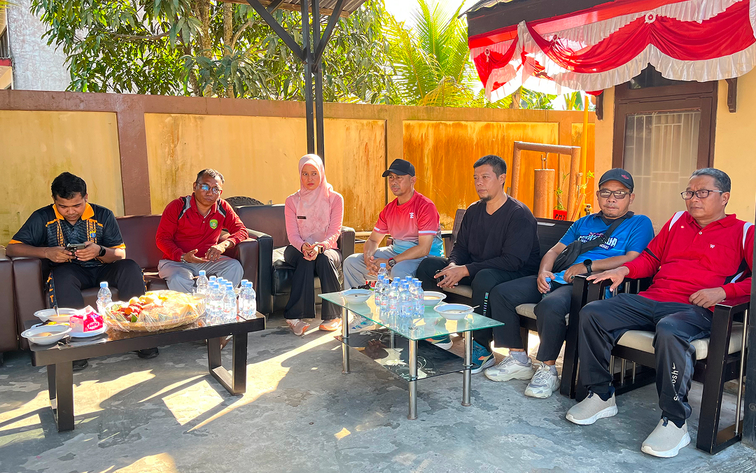 Muara Jawa, Jumat 26 Juni 2026 – Semangat kebersamaan dan sinergi antara pemerintah, aparat keamanan, serta masyarakat tampak begitu terasa dalam kegiatan Jalan Sehat Hari Bhayangkara ke-80 yang diselenggarakan oleh Polsek Muara Jawa bersama Forum Koordinasi Pimpinan Kecamatan (Forkopimcam) Muara Jawa. Kegiatan yang berlangsung sejak pukul 07.00 WITA tersebut dipusatkan di halaman Markas Komando (Mako) Polsek Muara Jawa, Jalan Ir. Soekarno, RT 13, Kelurahan Muara Jawa Ulu, Kecamatan Muara Jawa, Kabupaten Kutai Kartanegara.

Peringatan Hari Bhayangkara ke-80 tidak hanya menjadi momentum bagi Kepolisian Negara Republik Indonesia untuk merefleksikan pengabdiannya kepada masyarakat, tetapi juga menjadi ajang mempererat hubungan antara pemerintah daerah, aparat TNI-Polri, serta seluruh elemen masyarakat. Melalui kegiatan jalan sehat ini, semangat kebersamaan diwujudkan dalam suasana penuh keakraban, kekeluargaan, dan semangat hidup sehat.

Sekitar 500 peserta dari berbagai unsur mengikuti kegiatan tersebut dengan penuh antusias. Mulai dari jajaran pemerintah kecamatan, pemerintah kelurahan, unsur TNI-Polri, instansi vertikal, tokoh masyarakat, organisasi kemasyarakatan, hingga masyarakat umum turut ambil bagian dalam memeriahkan kegiatan yang telah menjadi salah satu rangkaian peringatan Hari Bhayangkara tahun ini.