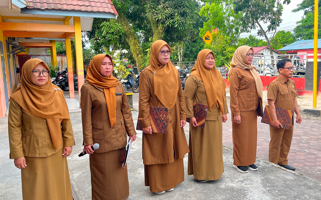 Muara Jawa, Senin 29 Juni 2026 – Pemerintah Kecamatan Muara Jawa kembali melaksanakan apel Senin yang berlangsung di halaman Kantor Camat Muara Jawa, Senin (29/6/2026). Kegiatan apel tersebut diikuti oleh seluruh aparatur sipil negara (ASN), pegawai pemerintah dengan perjanjian kerja (PPPK), tenaga non-ASN, serta seluruh staf di lingkungan Kantor Camat Muara Jawa.

Pada pelaksanaan apel kali ini, bertindak sebagai pembina apel adalah Camat Muara Jawa, Muhammad Rami, S.MM. Dalam amanatnya, beliau menyampaikan sejumlah arahan penting kepada seluruh jajaran pegawai, khususnya terkait pelaksanaan salah satu program prioritas Pemerintah Kabupaten Kutai Kartanegara, yaitu Program RT-Ku Terbaik yang saat ini mulai memasuki tahapan implementasi di seluruh wilayah kecamatan.

Apel rutin setiap hari Senin tidak hanya menjadi agenda pembuka aktivitas pemerintahan di awal pekan, tetapi juga menjadi media penyampaian informasi, evaluasi, serta penguatan komitmen seluruh aparatur dalam memberikan pelayanan terbaik kepada masyarakat. Melalui forum tersebut, pimpinan dapat menyampaikan kebijakan-kebijakan terbaru sekaligus memastikan seluruh perangkat kecamatan memiliki pemahaman yang sama terhadap arah pembangunan daerah.

Dalam amanatnya, Camat Muara Jawa menjelaskan bahwa Program RT-Ku Terbaik merupakan salah satu inovasi strategis Pemerintah Kabupaten Kutai Kartanegara yang bertujuan meningkatkan kualitas pembangunan berbasis Rukun Tetangga (RT). Program ini diharapkan mampu memperkuat peran RT sebagai garda terdepan dalam pelayanan masyarakat sekaligus menjadi penggerak pembangunan yang partisipatif, transparan, dan berkelanjutan.

Beliau menegaskan bahwa keberhasilan program tersebut tidak hanya bergantung pada pemerintah daerah semata, melainkan membutuhkan dukungan aktif dari seluruh unsur pemerintahan hingga tingkat desa dan kelurahan. Oleh karena itu, Kecamatan Muara Jawa siap memberikan dukungan penuh agar pelaksanaan program dapat berjalan sesuai dengan tujuan yang telah ditetapkan.