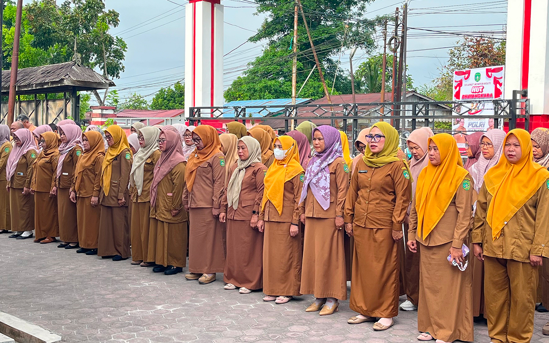 Muara Jawa, Senin 29 Juni 2026 – Pemerintah Kecamatan Muara Jawa kembali melaksanakan apel Senin yang berlangsung di halaman Kantor Camat Muara Jawa, Senin (29/6/2026). Kegiatan apel tersebut diikuti oleh seluruh aparatur sipil negara (ASN), pegawai pemerintah dengan perjanjian kerja (PPPK), tenaga non-ASN, serta seluruh staf di lingkungan Kantor Camat Muara Jawa.

Pada pelaksanaan apel kali ini, bertindak sebagai pembina apel adalah Camat Muara Jawa, Muhammad Rami, S.MM. Dalam amanatnya, beliau menyampaikan sejumlah arahan penting kepada seluruh jajaran pegawai, khususnya terkait pelaksanaan salah satu program prioritas Pemerintah Kabupaten Kutai Kartanegara, yaitu Program RT-Ku Terbaik yang saat ini mulai memasuki tahapan implementasi di seluruh wilayah kecamatan.

Apel rutin setiap hari Senin tidak hanya menjadi agenda pembuka aktivitas pemerintahan di awal pekan, tetapi juga menjadi media penyampaian informasi, evaluasi, serta penguatan komitmen seluruh aparatur dalam memberikan pelayanan terbaik kepada masyarakat. Melalui forum tersebut, pimpinan dapat menyampaikan kebijakan-kebijakan terbaru sekaligus memastikan seluruh perangkat kecamatan memiliki pemahaman yang sama terhadap arah pembangunan daerah.

Dalam amanatnya, Camat Muara Jawa menjelaskan bahwa Program RT-Ku Terbaik merupakan salah satu inovasi strategis Pemerintah Kabupaten Kutai Kartanegara yang bertujuan meningkatkan kualitas pembangunan berbasis Rukun Tetangga (RT). Program ini diharapkan mampu memperkuat peran RT sebagai garda terdepan dalam pelayanan masyarakat sekaligus menjadi penggerak pembangunan yang partisipatif, transparan, dan berkelanjutan.

Beliau menegaskan bahwa keberhasilan program tersebut tidak hanya bergantung pada pemerintah daerah semata, melainkan membutuhkan dukungan aktif dari seluruh unsur pemerintahan hingga tingkat desa dan kelurahan. Oleh karena itu, Kecamatan Muara Jawa siap memberikan dukungan penuh agar pelaksanaan program dapat berjalan sesuai dengan tujuan yang telah ditetapkan.