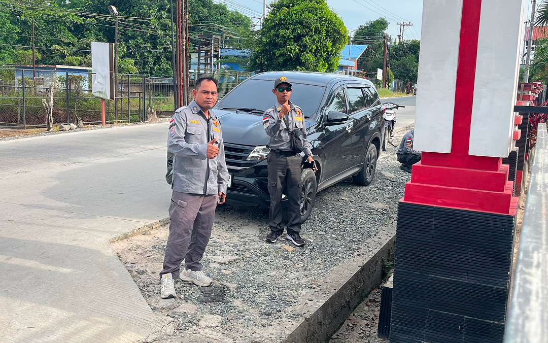Muara Jawa, Senin 29 Juni 2026 – Pemerintah Kecamatan Muara Jawa kembali melaksanakan apel rutin hari Senin yang berlangsung di halaman Kantor Camat Muara Jawa, Senin (29/6/2026). Kegiatan apel tersebut diikuti oleh seluruh aparatur sipil negara (ASN), pegawai pemerintah dengan perjanjian kerja (PPPK), tenaga non-ASN, serta seluruh staf di lingkungan Kantor Camat Muara Jawa.

Pada pelaksanaan apel kali ini, bertindak sebagai pembina apel adalah Camat Muara Jawa, Muhammad Rami, S.MM. Dalam amanatnya, beliau menyampaikan sejumlah arahan penting kepada seluruh jajaran pegawai, khususnya terkait pelaksanaan salah satu program prioritas Pemerintah Kabupaten Kutai Kartanegara, yaitu Program RT-Ku Terbaik yang saat ini mulai memasuki tahapan implementasi di seluruh wilayah kecamatan.

Apel rutin setiap hari Senin tidak hanya menjadi agenda pembuka aktivitas pemerintahan di awal pekan, tetapi juga menjadi media penyampaian informasi, evaluasi, serta penguatan komitmen seluruh aparatur dalam memberikan pelayanan terbaik kepada masyarakat. Melalui forum tersebut, pimpinan dapat menyampaikan kebijakan-kebijakan terbaru sekaligus memastikan seluruh perangkat kecamatan memiliki pemahaman yang sama terhadap arah pembangunan daerah.

Dalam amanatnya, Camat Muara Jawa menjelaskan bahwa Program RT-Ku Terbaik merupakan salah satu inovasi strategis Pemerintah Kabupaten Kutai Kartanegara yang bertujuan meningkatkan kualitas pembangunan berbasis Rukun Tetangga (RT). Program ini diharapkan mampu memperkuat peran RT sebagai garda terdepan dalam pelayanan masyarakat sekaligus menjadi penggerak pembangunan yang partisipatif, transparan, dan berkelanjutan.

Beliau menegaskan bahwa keberhasilan program tersebut tidak hanya bergantung pada pemerintah daerah semata, melainkan membutuhkan dukungan aktif dari seluruh unsur pemerintahan hingga tingkat desa dan kelurahan. Oleh karena itu, Kecamatan Muara Jawa siap memberikan dukungan penuh agar pelaksanaan program dapat berjalan sesuai dengan tujuan yang telah ditetapkan.