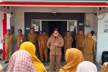 Muara Jawa, Senin 29 Juni 2026 – Pemerintah Kecamatan Muara Jawa kembali melaksanakan apel Senin yang berlangsung di halaman Kantor Camat Muara Jawa, Senin (29/6/2026). Kegiatan apel tersebut diikuti oleh seluruh aparatur sipil negara (ASN), pegawai pemerintah dengan perjanjian kerja (PPPK), tenaga non-ASN, serta seluruh staf di lingkungan Kantor Camat Muara Jawa. Pada pelaksanaan apel kali ini, bertindak sebagai pembina apel adalah Camat Muara Jawa, Muhammad Rami, S.MM. Dalam amanatnya, beliau menyampaikan sejumlah arahan penting kepada seluruh jajaran pegawai, khususnya terkait pelaksanaan salah satu program prioritas Pemerintah Kabupaten Kutai Kartanegara, yaitu Program RT-Ku Terbaik yang saat ini mulai memasuki tahapan implementasi di seluruh wilayah kecamatan. Apel rutin setiap hari Senin tidak hanya menjadi agenda pembuka aktivitas pemerintahan di awal pekan, tetapi juga menjadi media penyampaian informasi, evaluasi, serta penguatan komitmen seluruh aparatur dalam memberikan pelayanan terbaik kepada masyarakat. Melalui forum tersebut, pimpinan dapat menyampaikan kebijakan-kebijakan terbaru sekaligus memastikan seluruh perangkat kecamatan memiliki pemahaman yang sama terhadap arah pembangunan daerah. Dalam amanatnya, Camat Muara Jawa menjelaskan bahwa Program RT-Ku Terbaik merupakan salah satu inovasi strategis Pemerintah Kabupaten Kutai Kartanegara yang bertujuan meningkatkan kualitas pembangunan berbasis Rukun Tetangga (RT). Program ini diharapkan mampu memperkuat peran RT sebagai garda terdepan dalam pelayanan masyarakat sekaligus menjadi penggerak pembangunan yang partisipatif, transparan, dan berkelanjutan. Beliau menegaskan bahwa keberhasilan program tersebut tidak hanya bergantung pada pemerintah daerah semata, melainkan membutuhkan dukungan aktif dari seluruh unsur pemerintahan hingga tingkat desa dan kelurahan. Oleh karena itu, Kecamatan Muara Jawa siap memberikan dukungan penuh agar pelaksanaan program dapat berjalan sesuai dengan tujuan yang telah ditetapkan.
