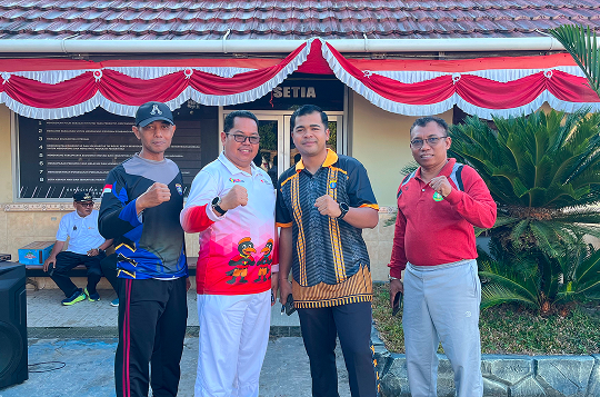 CAMAT MUARA JAWA HADIRI JALAN SEHAT BERSAMA POLSEK MUARA JAWA DALAM RANGKA MEMPERINGATI HARI BHAYANGKARA KE-80