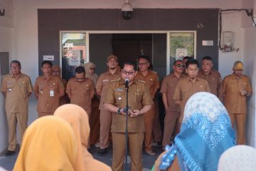 Muara Jawa, 22 Juni 2026 – Pemerintah Kecamatan Muara Jawa kembali melaksanakan kegiatan apel rutin Senin pagi yang berlangsung di halaman Kantor Kecamatan Muara Jawa, Senin (22/06/2026). Apel diikuti oleh seluruh pegawai Kecamatan Muara Jawa, baik Aparatur Sipil Negara (ASN), Pegawai Pemerintah dengan Perjanjian Kerja (PPPK), maupun tenaga pendukung lainnya yang bertugas di lingkungan Kecamatan Muara Jawa. Bertindak sebagai pembina apel, Camat Muara Jawa, Muhammad Ramli, S.E., M.M., menyampaikan sejumlah arahan penting yang berkaitan dengan pelaksanaan tugas pemerintahan, pelayanan kepada masyarakat, serta penguatan tata kelola administrasi dan pemanfaatan teknologi digital dalam mendukung kinerja aparatur. Kegiatan apel berlangsung dengan tertib dan khidmat serta menjadi momentum bagi seluruh aparatur untuk memperkuat koordinasi, meningkatkan disiplin kerja, dan menyamakan persepsi dalam menjalankan program-program pemerintah yang sedang berjalan.