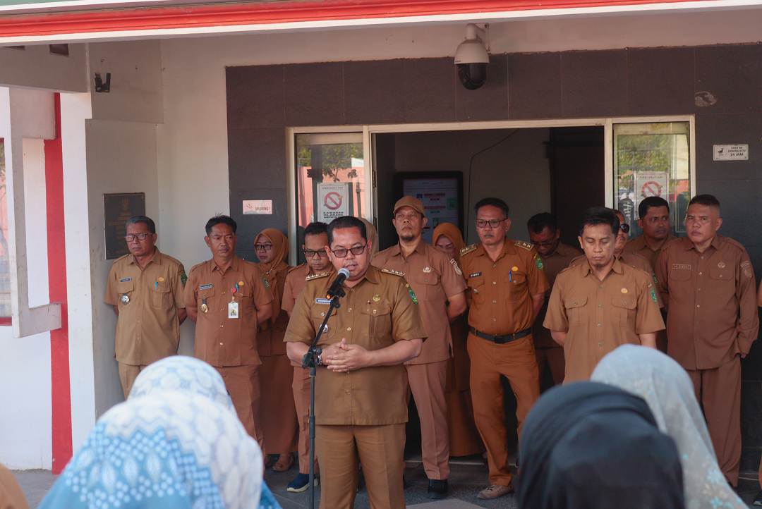 Muara Jawa, 22 Juni 2026 – Pemerintah Kecamatan Muara Jawa kembali melaksanakan kegiatan apel Senin pagi yang berlangsung di halaman Kantor Kecamatan Muara Jawa, Senin (22/06/2026). Apel diikuti oleh seluruh pegawai Kecamatan Muara Jawa, baik Aparatur Sipil Negara (ASN), Pegawai Pemerintah dengan Perjanjian Kerja (PPPK), maupun tenaga pendukung lainnya yang bertugas di lingkungan Kecamatan Muara Jawa.

Bertindak sebagai pembina apel, Camat Muara Jawa, Muhammad Ramli, S.E., M.M., menyampaikan sejumlah arahan penting yang berkaitan dengan pelaksanaan tugas pemerintahan, pelayanan kepada masyarakat, serta penguatan tata kelola administrasi dan pemanfaatan teknologi digital dalam mendukung kinerja aparatur.

Kegiatan apel berlangsung dengan tertib dan khidmat serta menjadi momentum bagi seluruh aparatur untuk memperkuat koordinasi, meningkatkan disiplin kerja, dan menyamakan persepsi dalam menjalankan program-program pemerintah yang sedang berjalan.